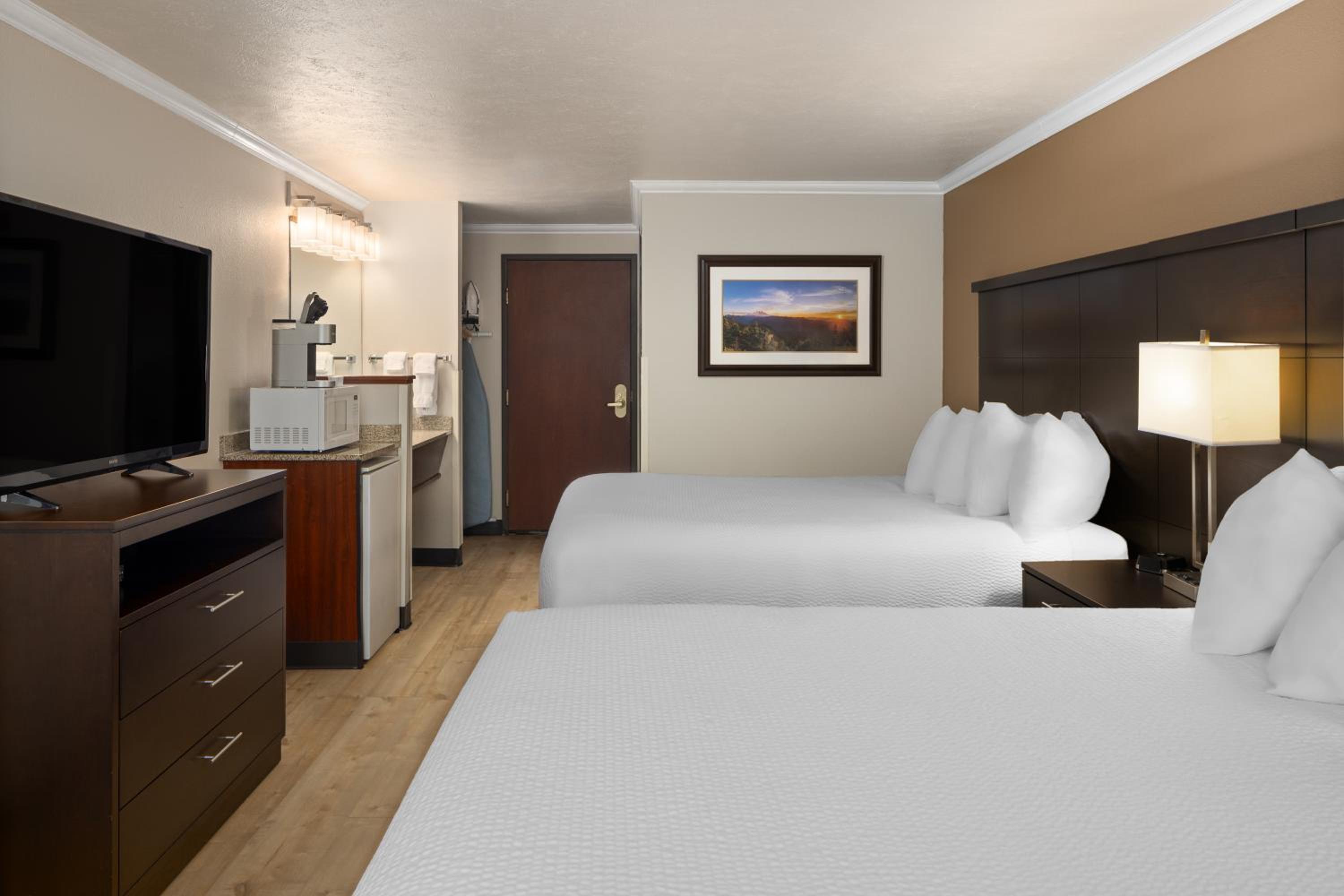Queen Room with Two Queen Beds - Non-Smoking - Photo 4