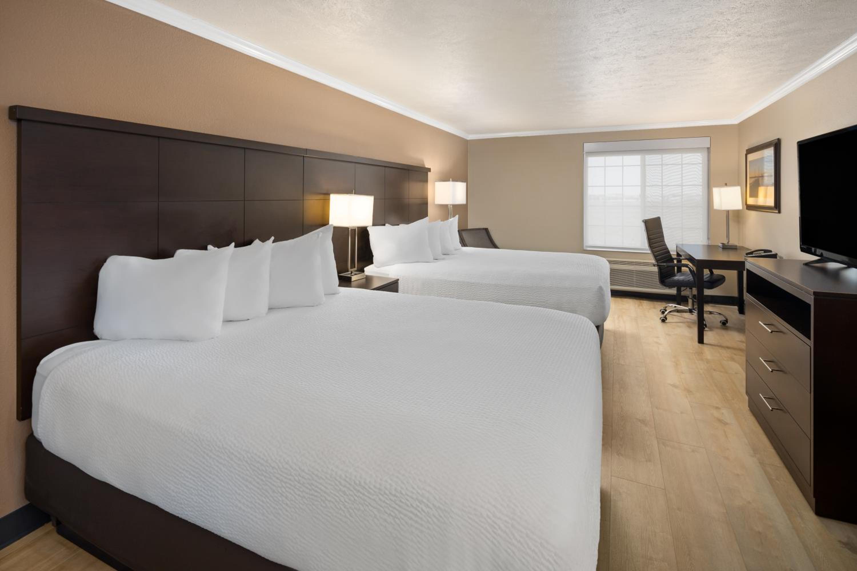 Queen Room with Two Queen Beds - Non-Smoking - Photo 3