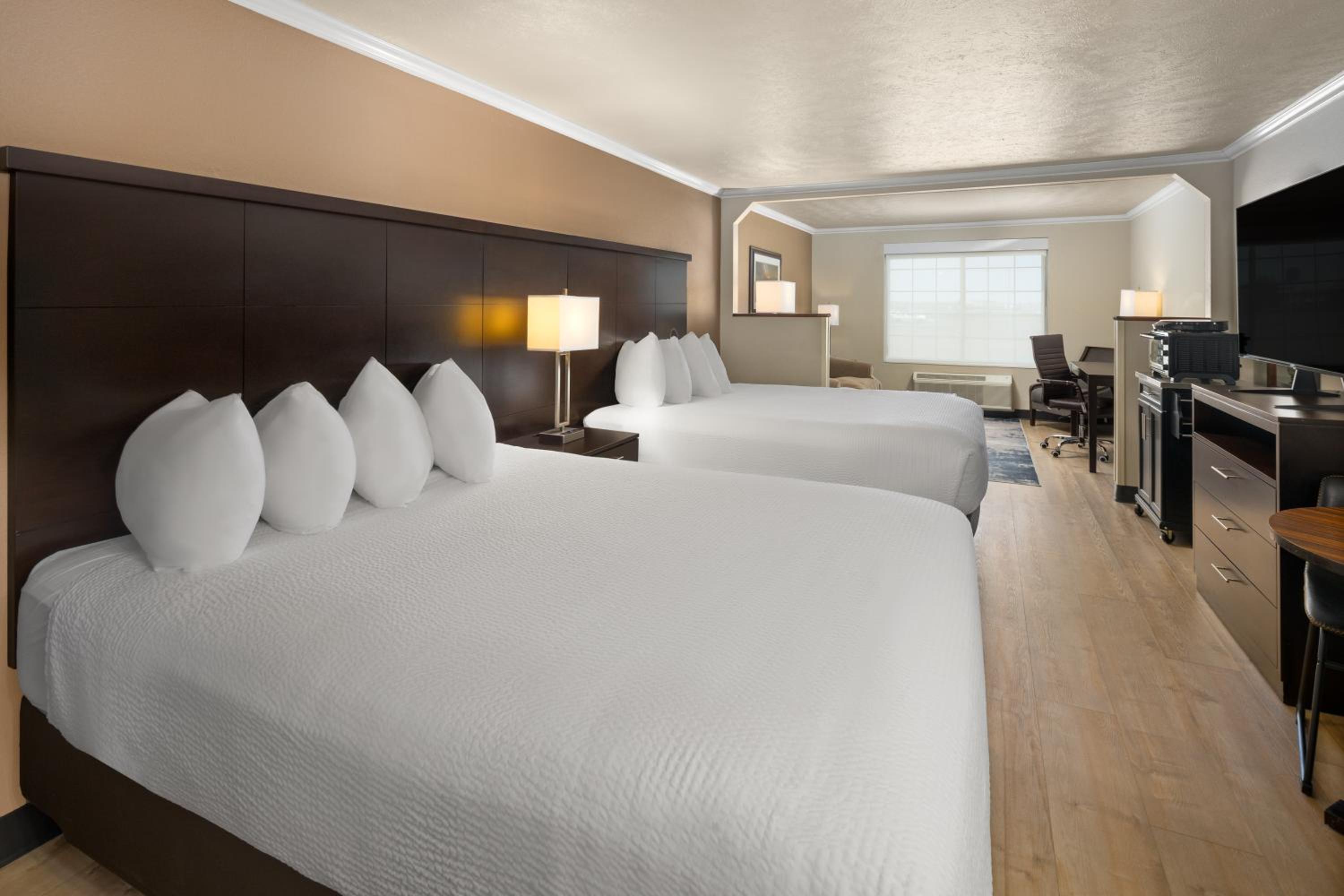 Family Studio Suite with Two Queen Beds - Non-Smoking - Photo 2