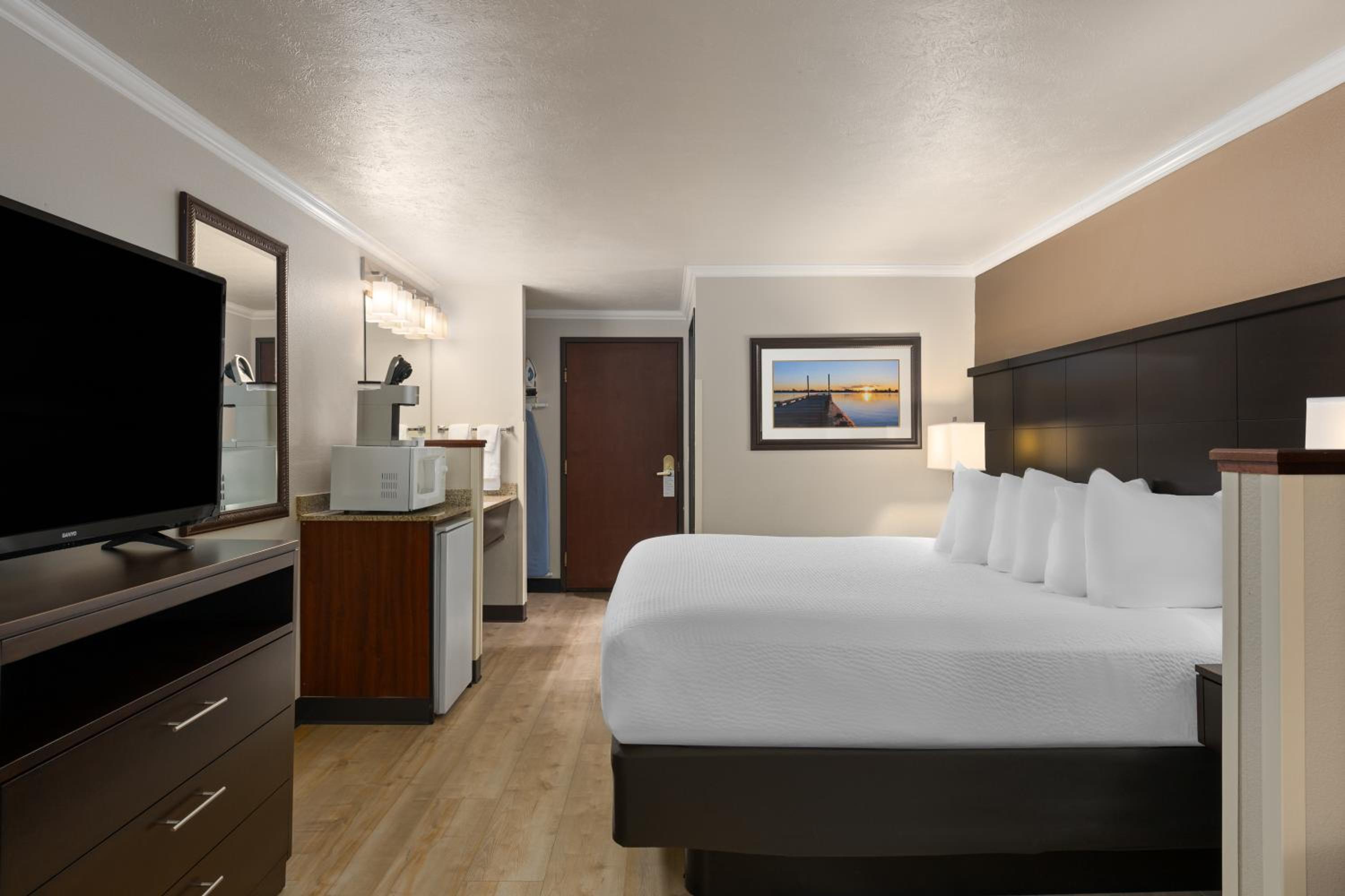 King Room - Non-Smoking - Photo 3