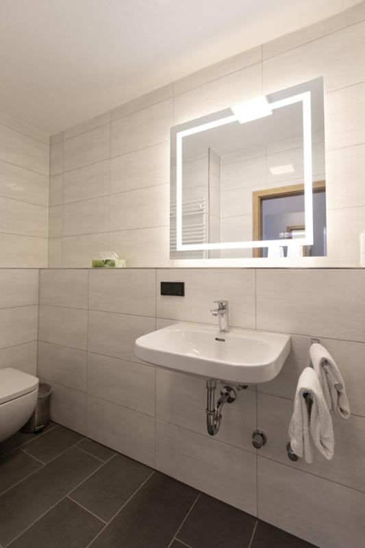 Large Double Room - Photo 3