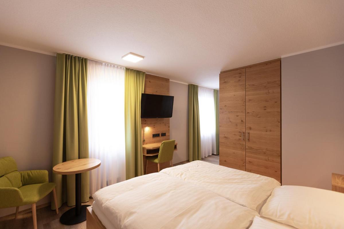 Large Double Room - Photo 5