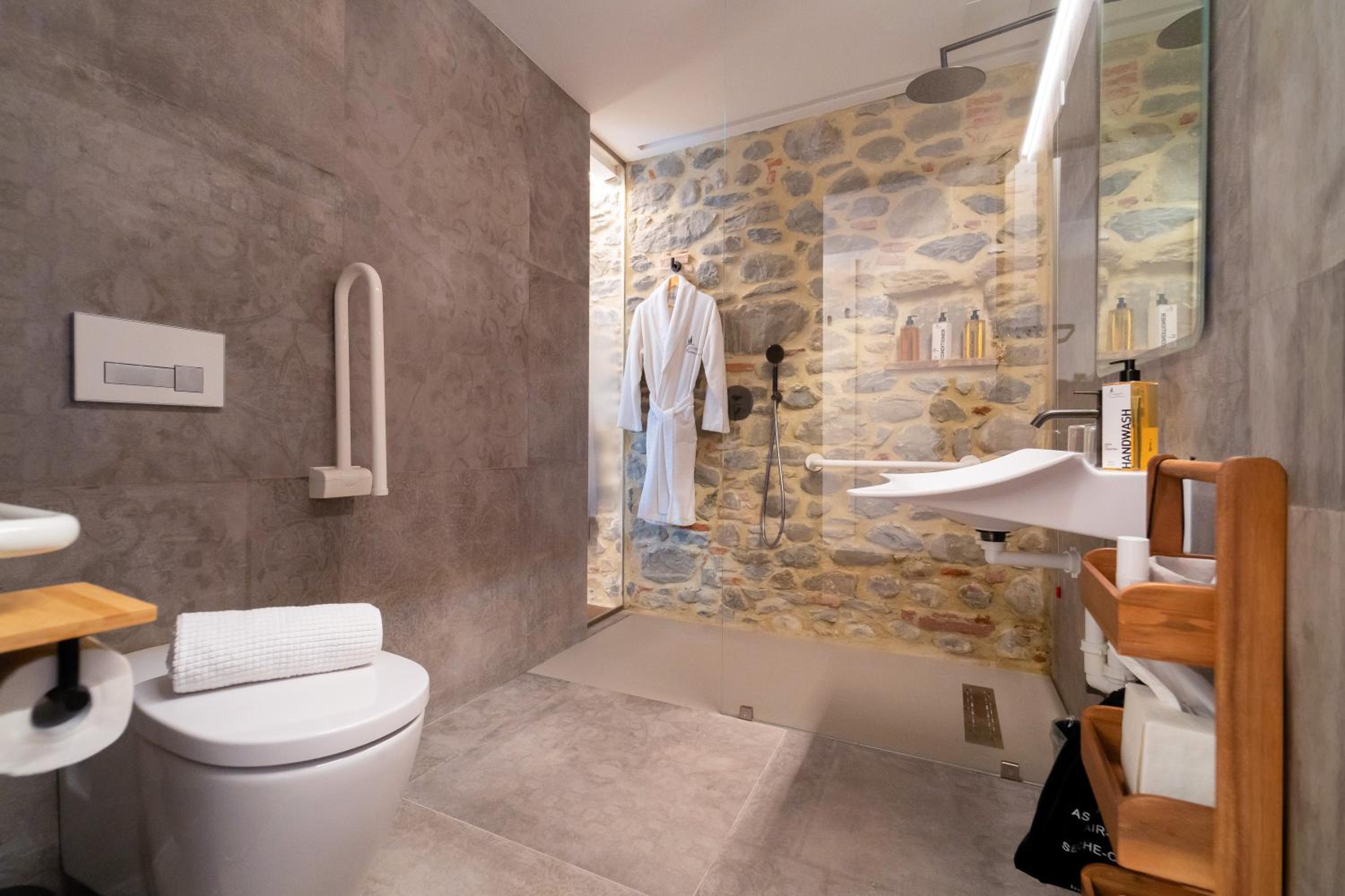 Deluxe King Room with Balcony - Disability Access - Photo 4