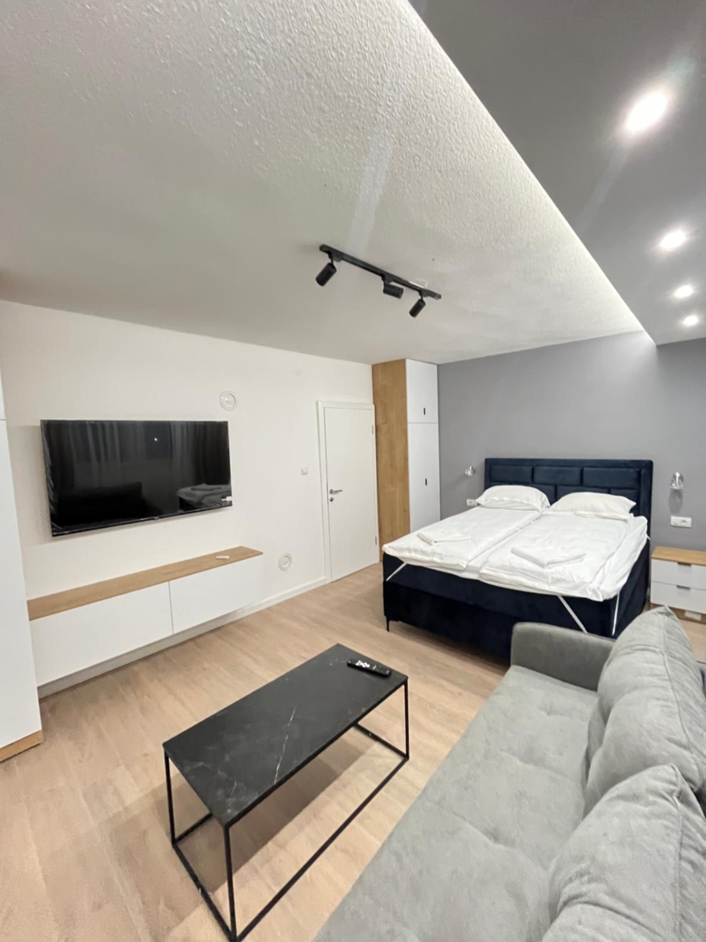 One-Bedroom Apartment photo 1