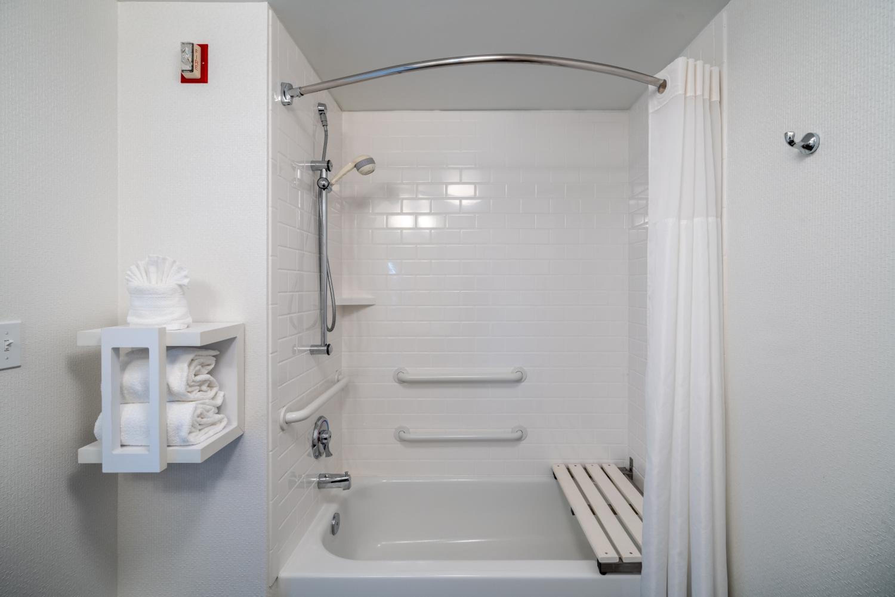 Queen Room with Mobility Access/Non-Smoking - Photo 3