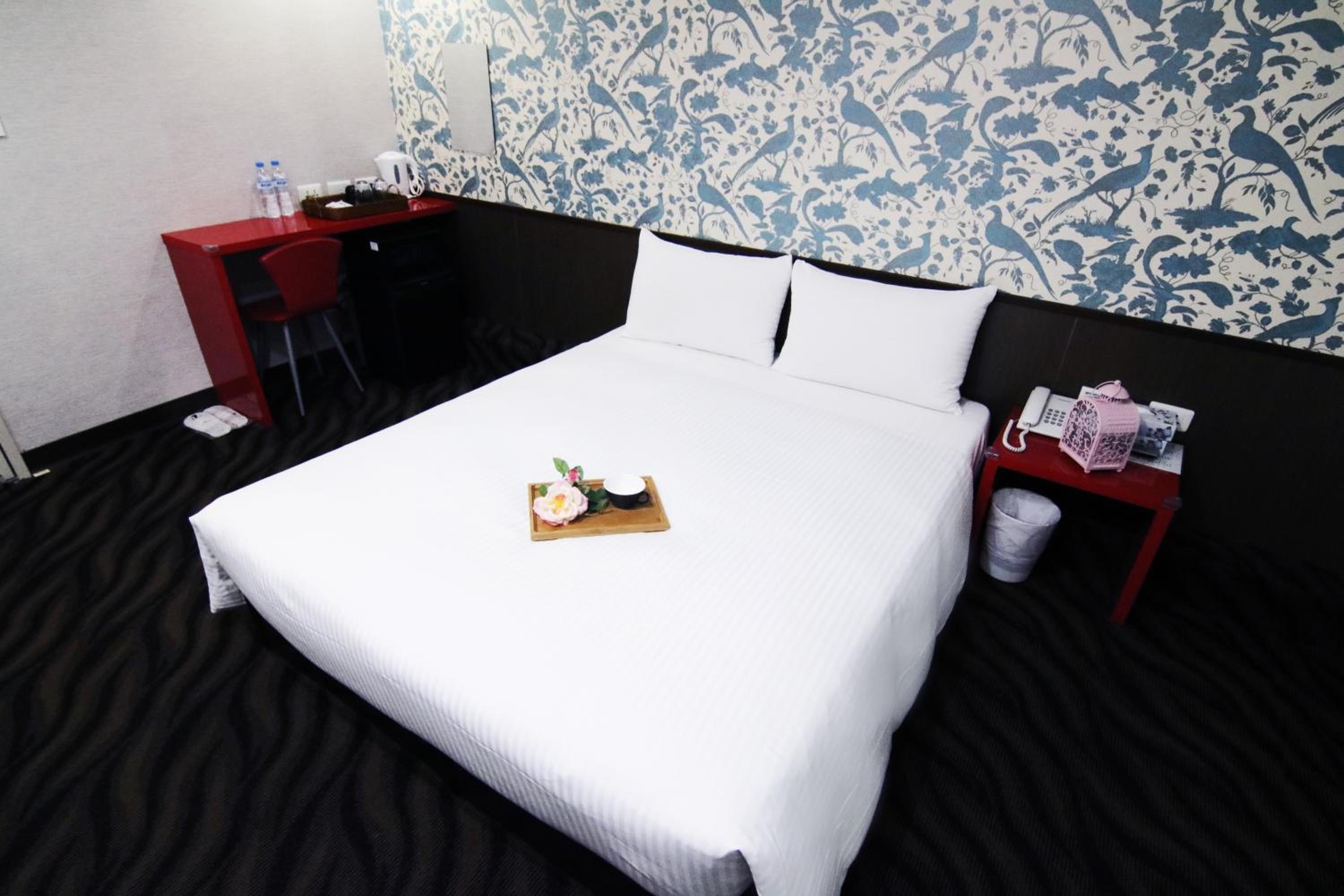 Economy Double Room (Noise Tolerance Required) photo 3