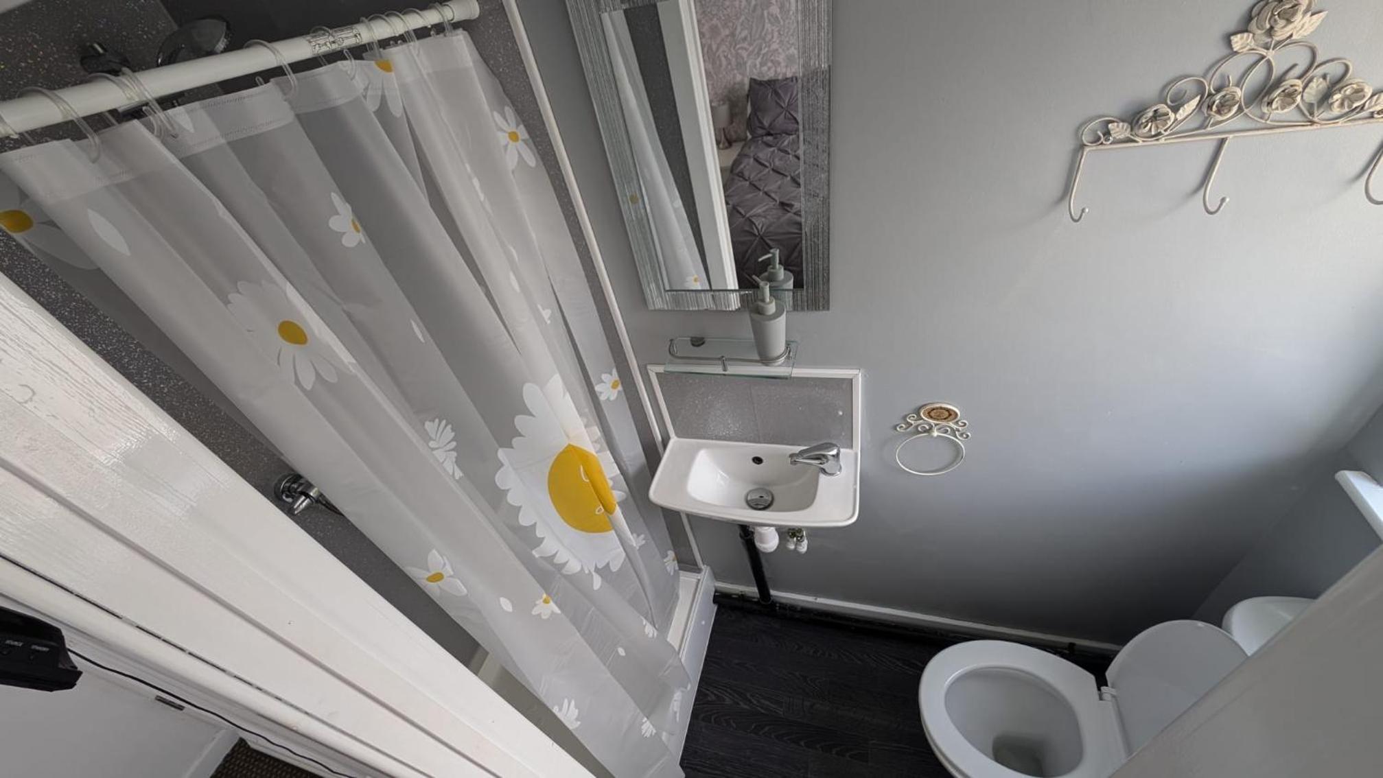 Double Room with Private Bathroom - Photo 3