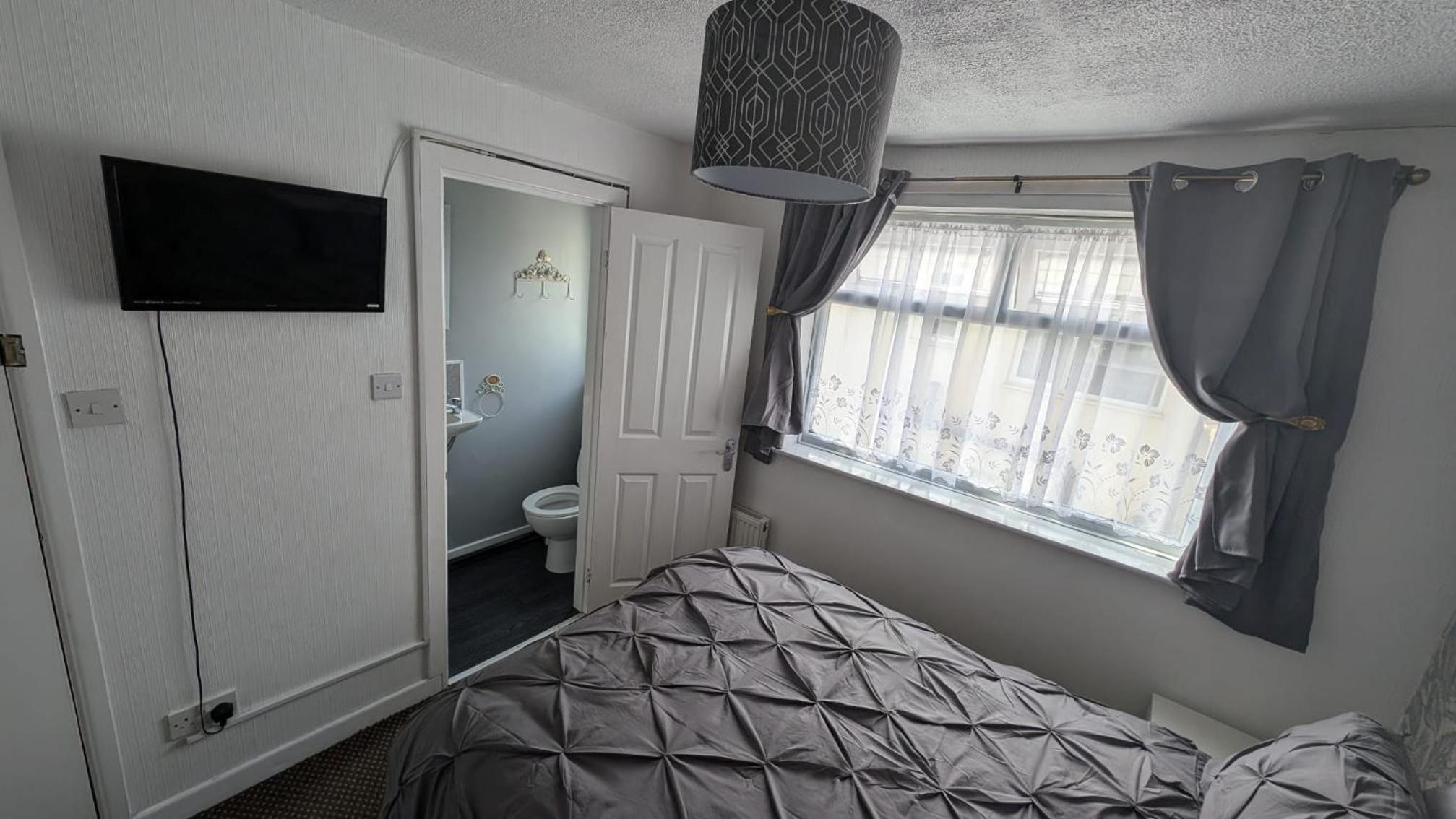 Double Room with Private Bathroom - Photo 2