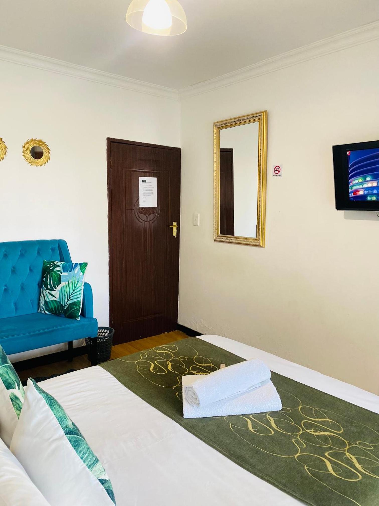 Double Room With Shared Bathroom photo 1