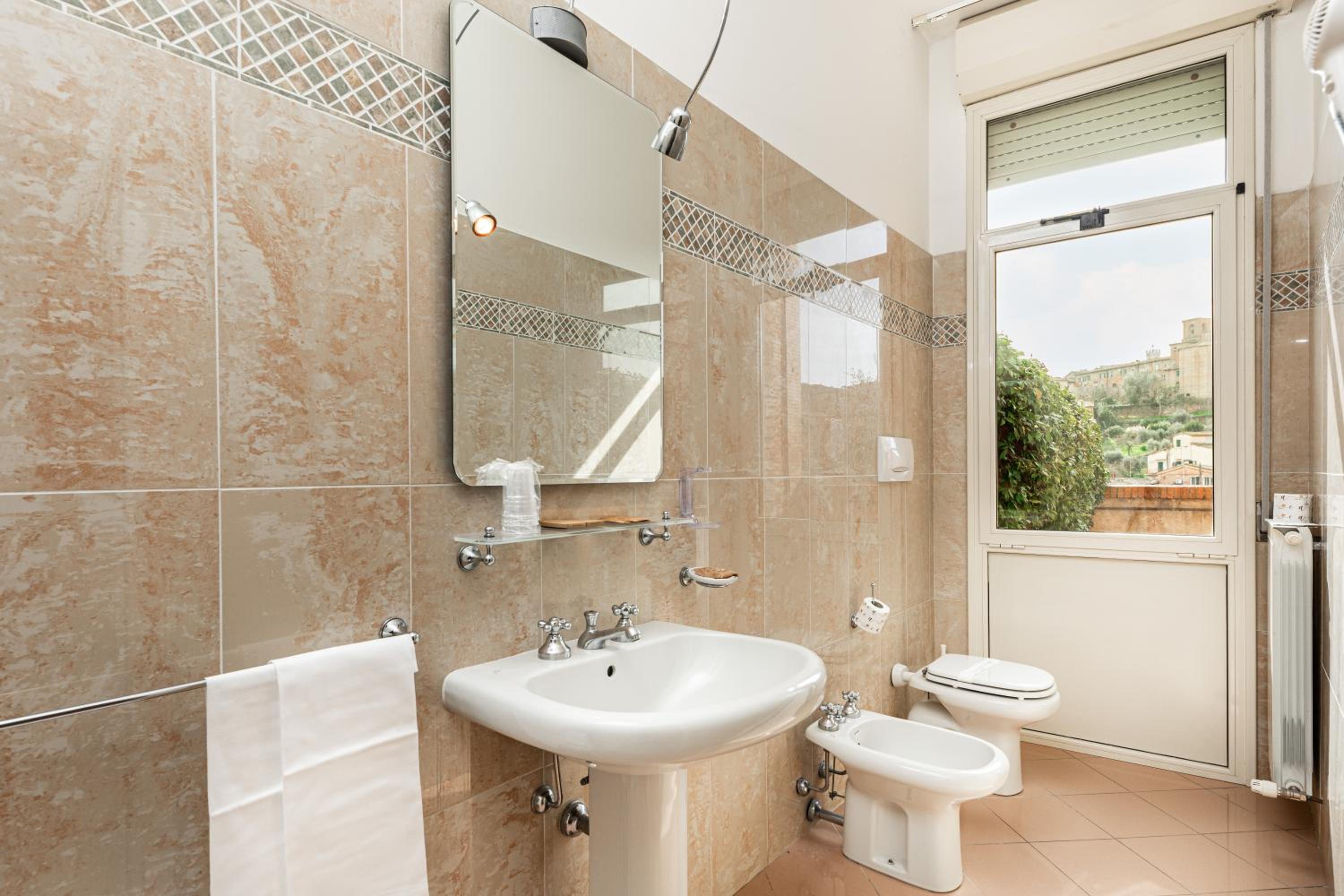 Standard Double Room with City View - Photo 10