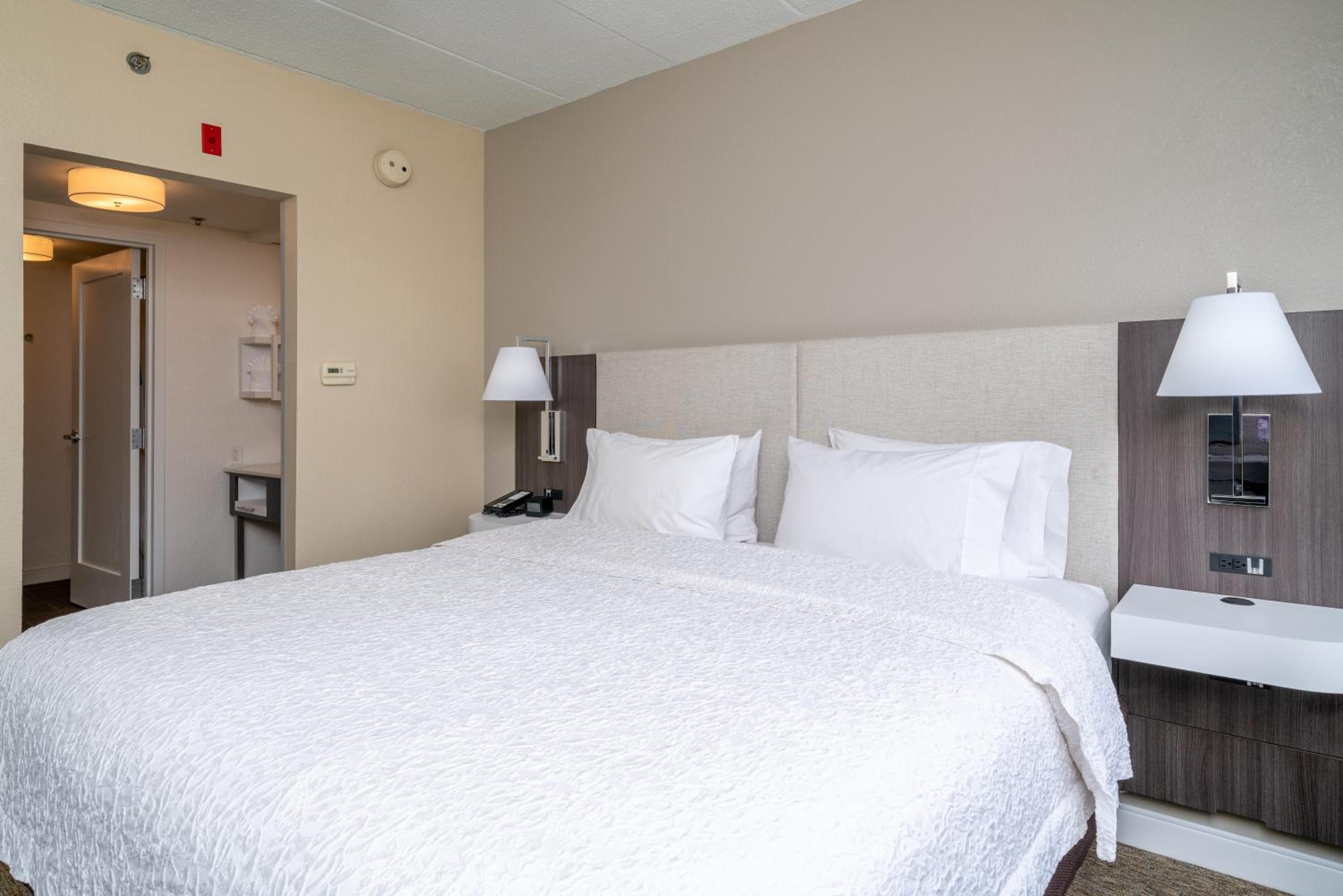 Standard King Room - Non-Smoking  - Photo 4