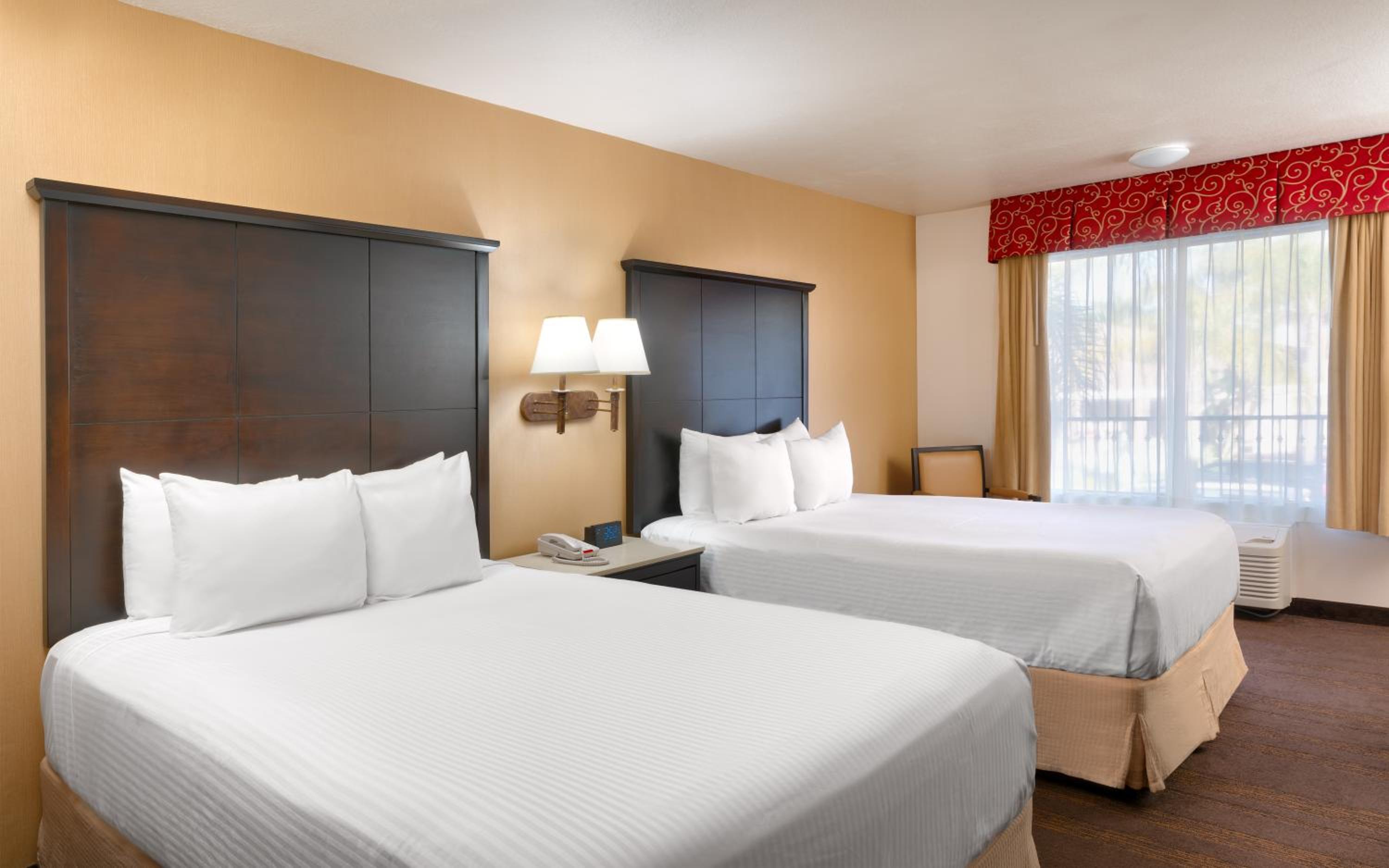 Deluxe Queen Room with Two Queen Beds - Photo 3