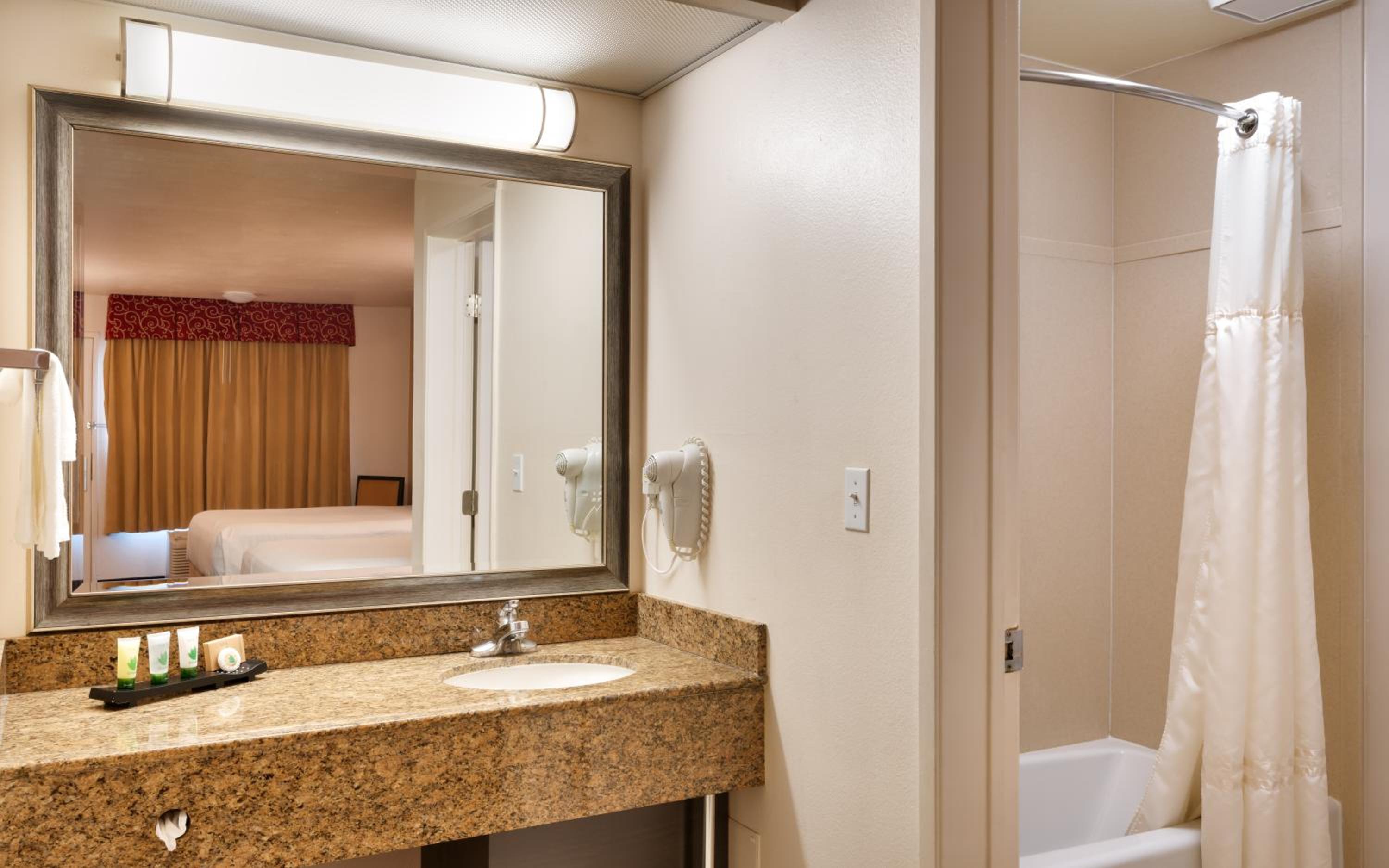 Deluxe Queen Room with Two Queen Beds - Photo 4