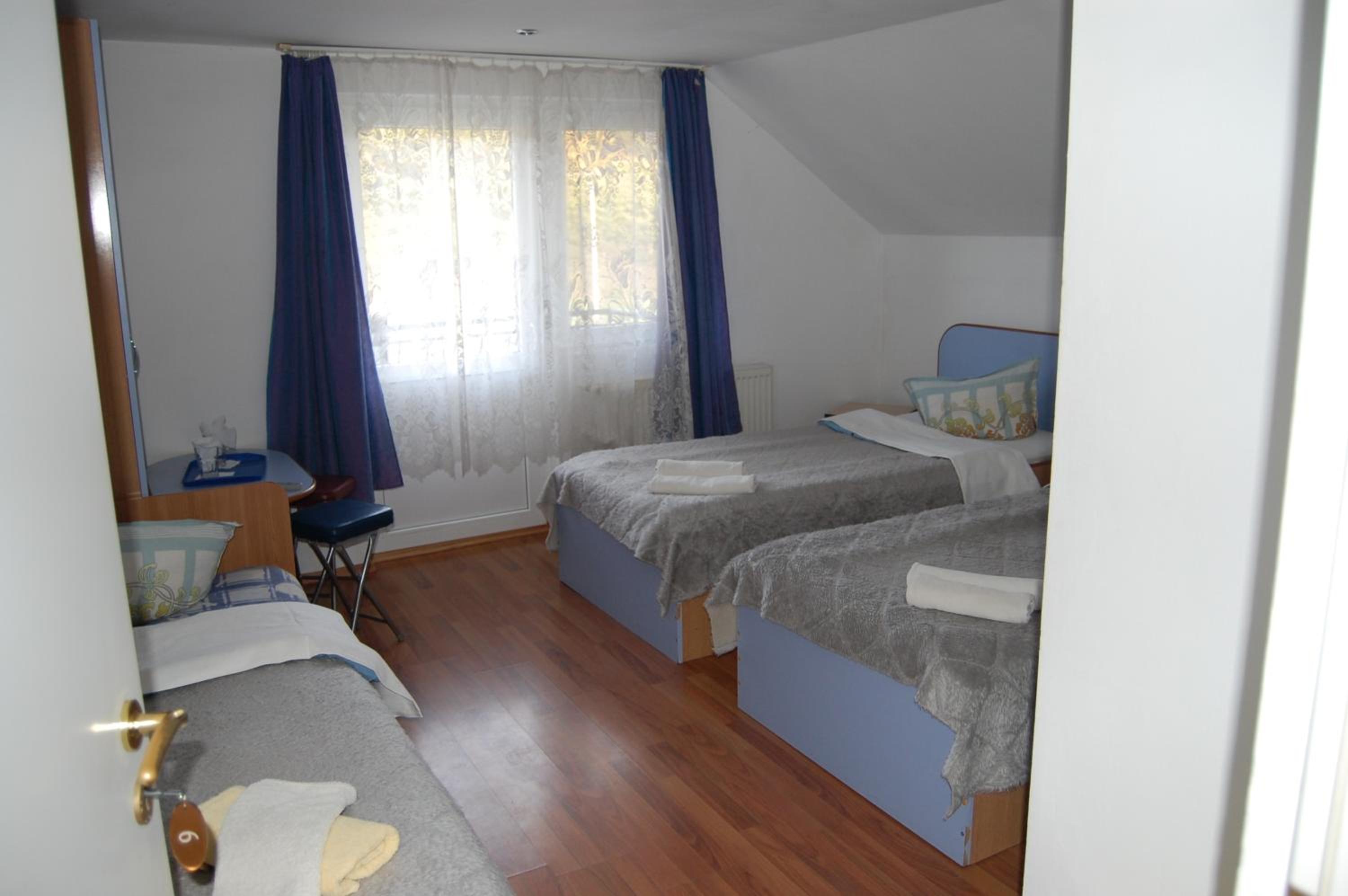 Triple Room with Private Bathroom - Photo 5