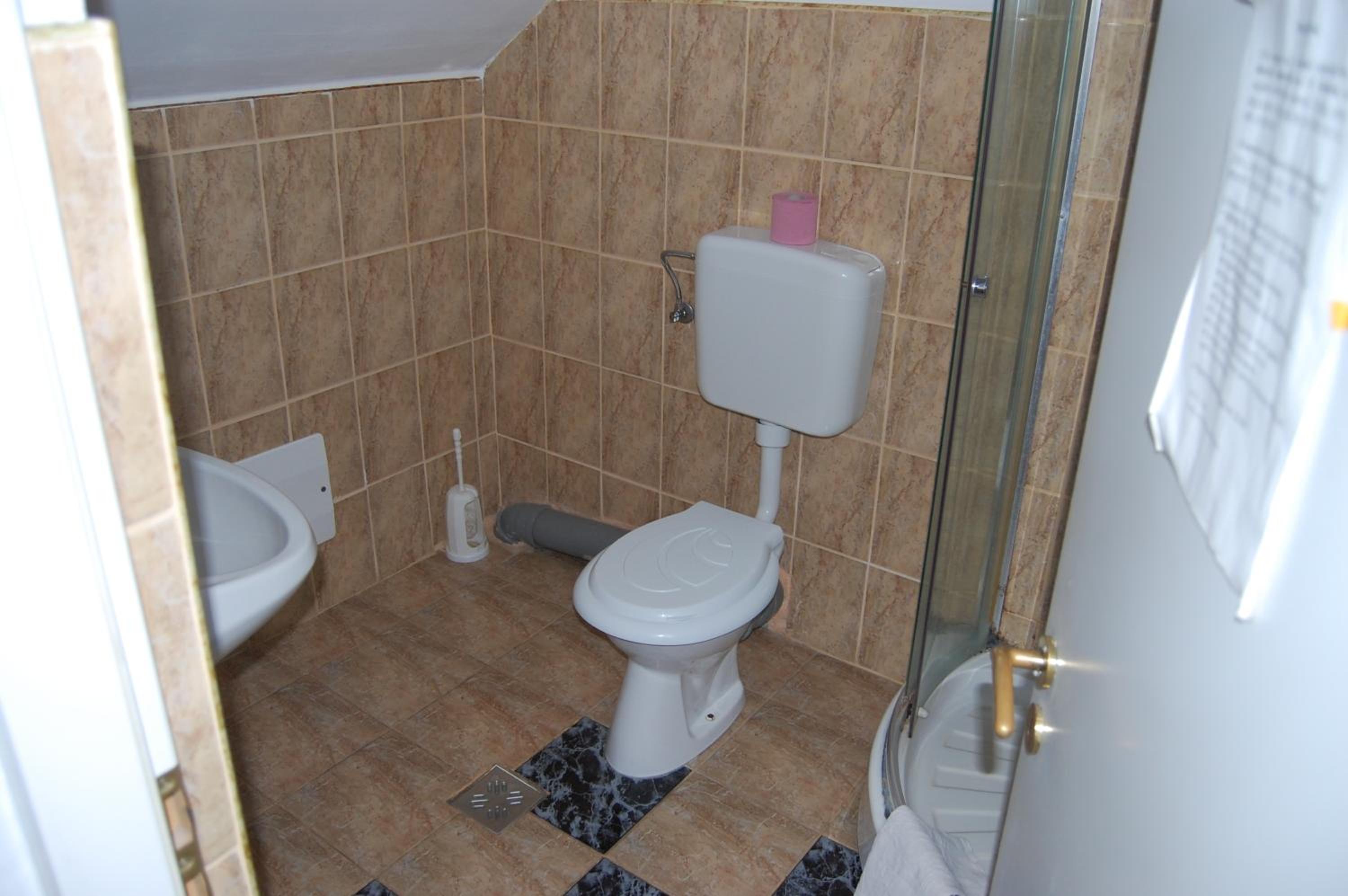 Triple Room with Private Bathroom - Photo 7