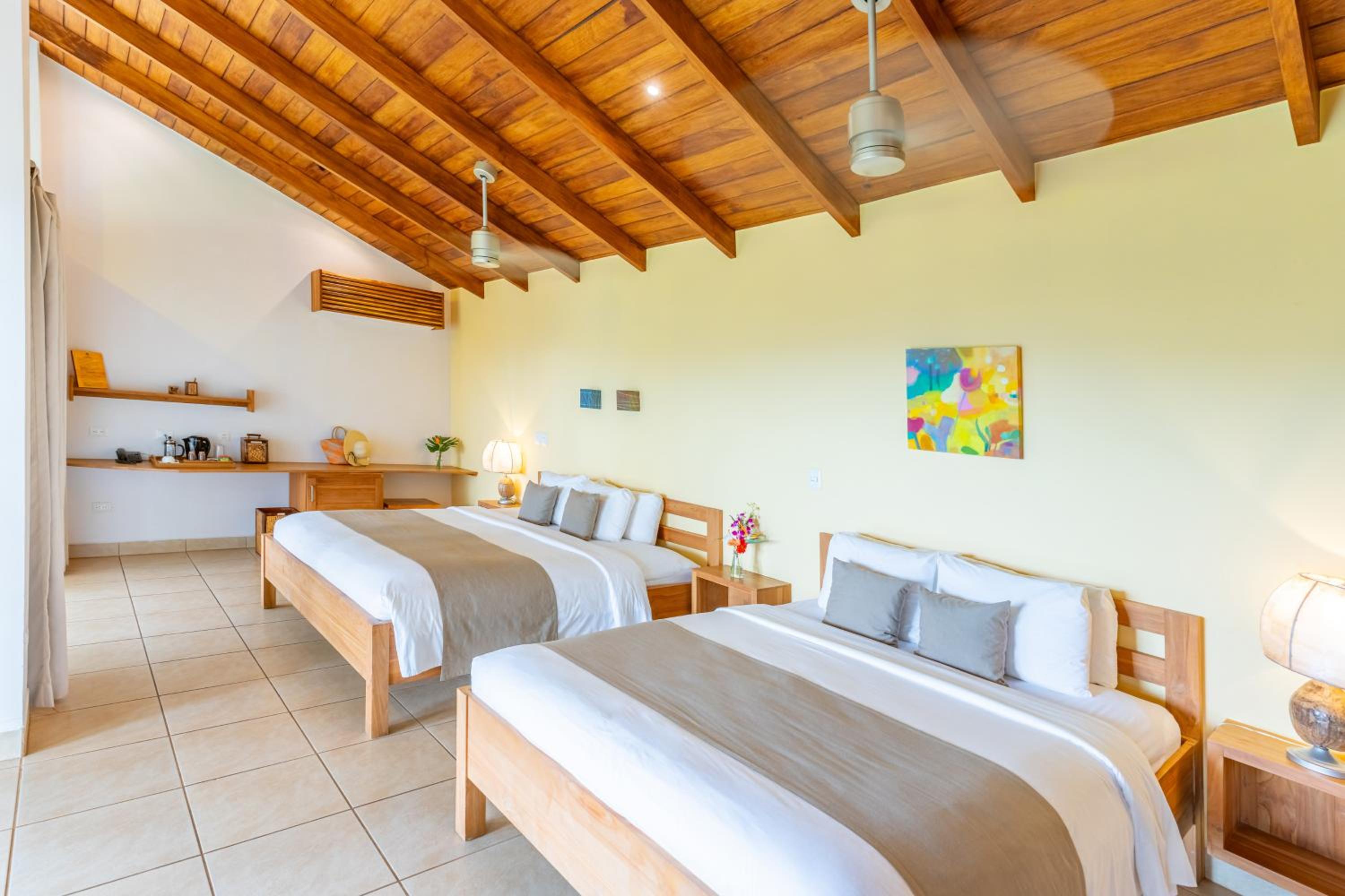 Suite mit zwei Queensize-Betten und Bergblick