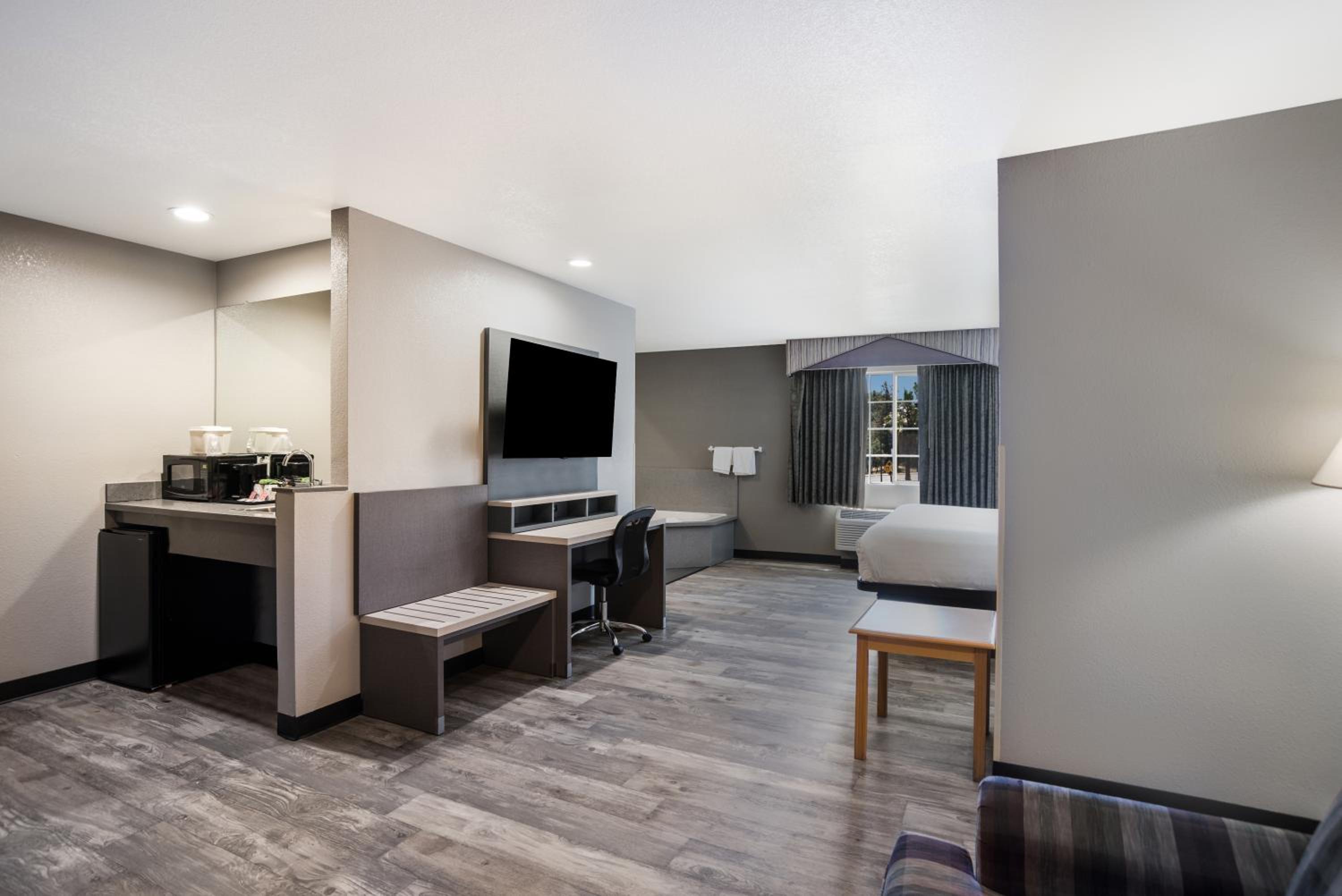 King Suite with Spa Bath - Non-Smoking - Photo 2
