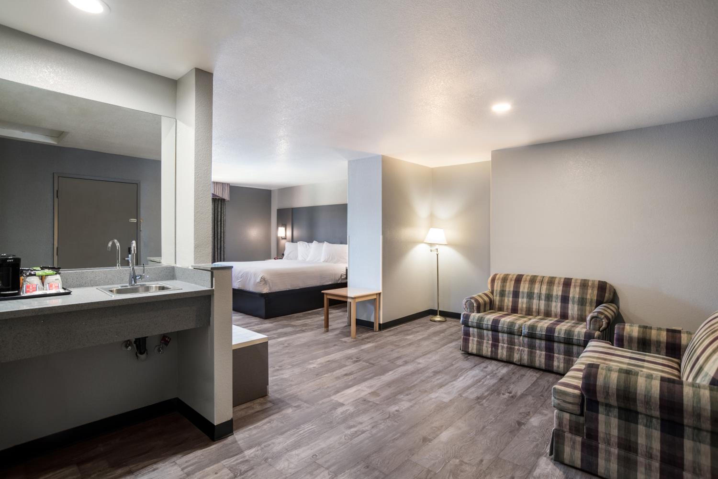 King Suite with Spa Bath - Non-Smoking - Photo 3
