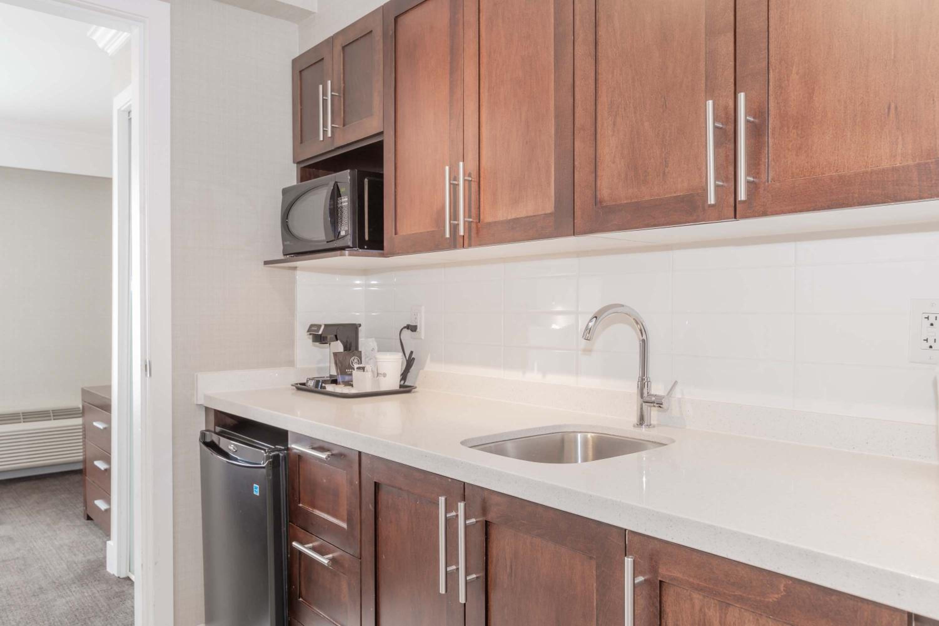 Standard Suite, 1 King Bed, Kitchenette - Photo 4