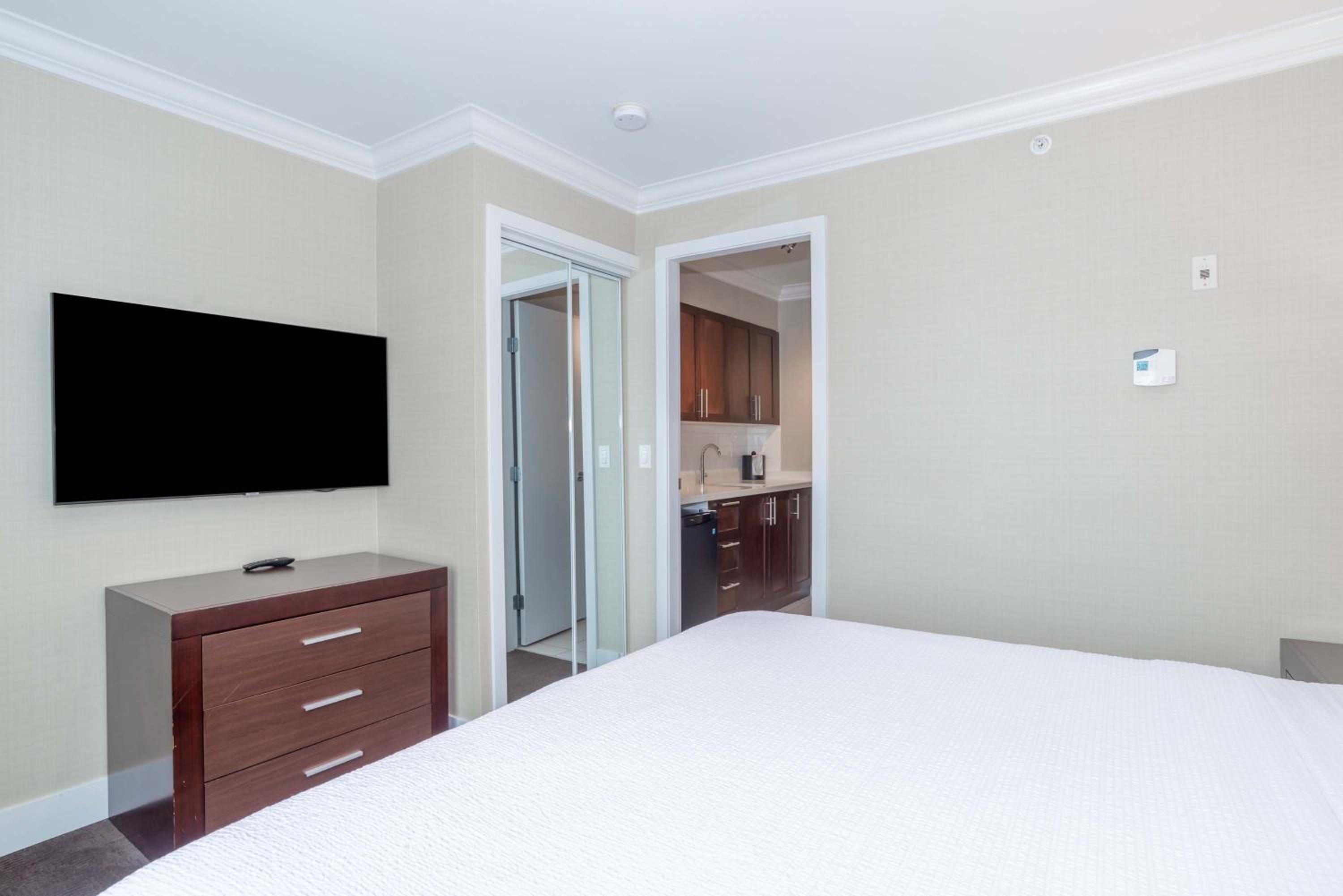 Standard Suite, 1 King Bed, Kitchenette - Photo 2