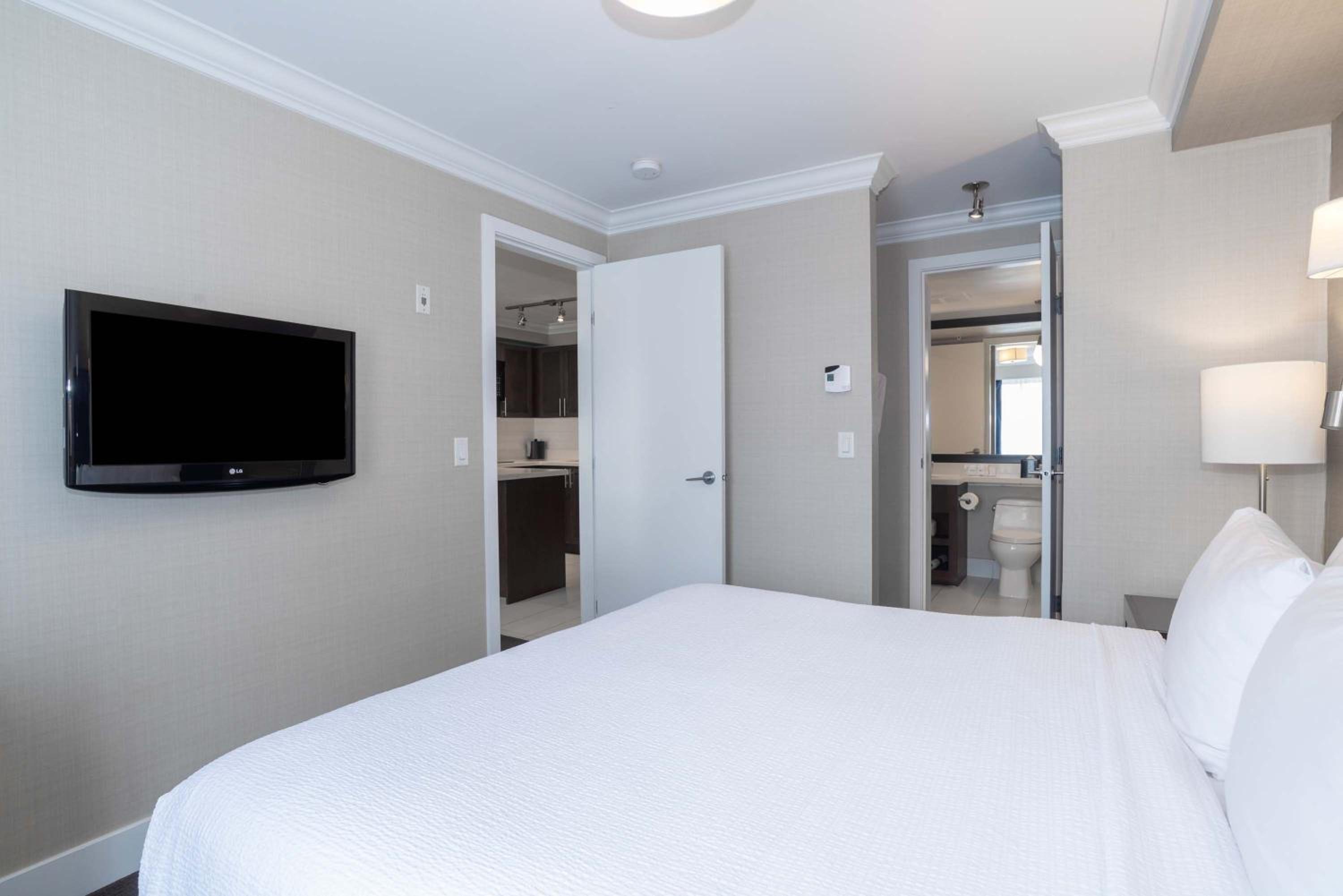 Standard Suite, 1 King Bed, Sofa Bed, Kitchen - Photo 4