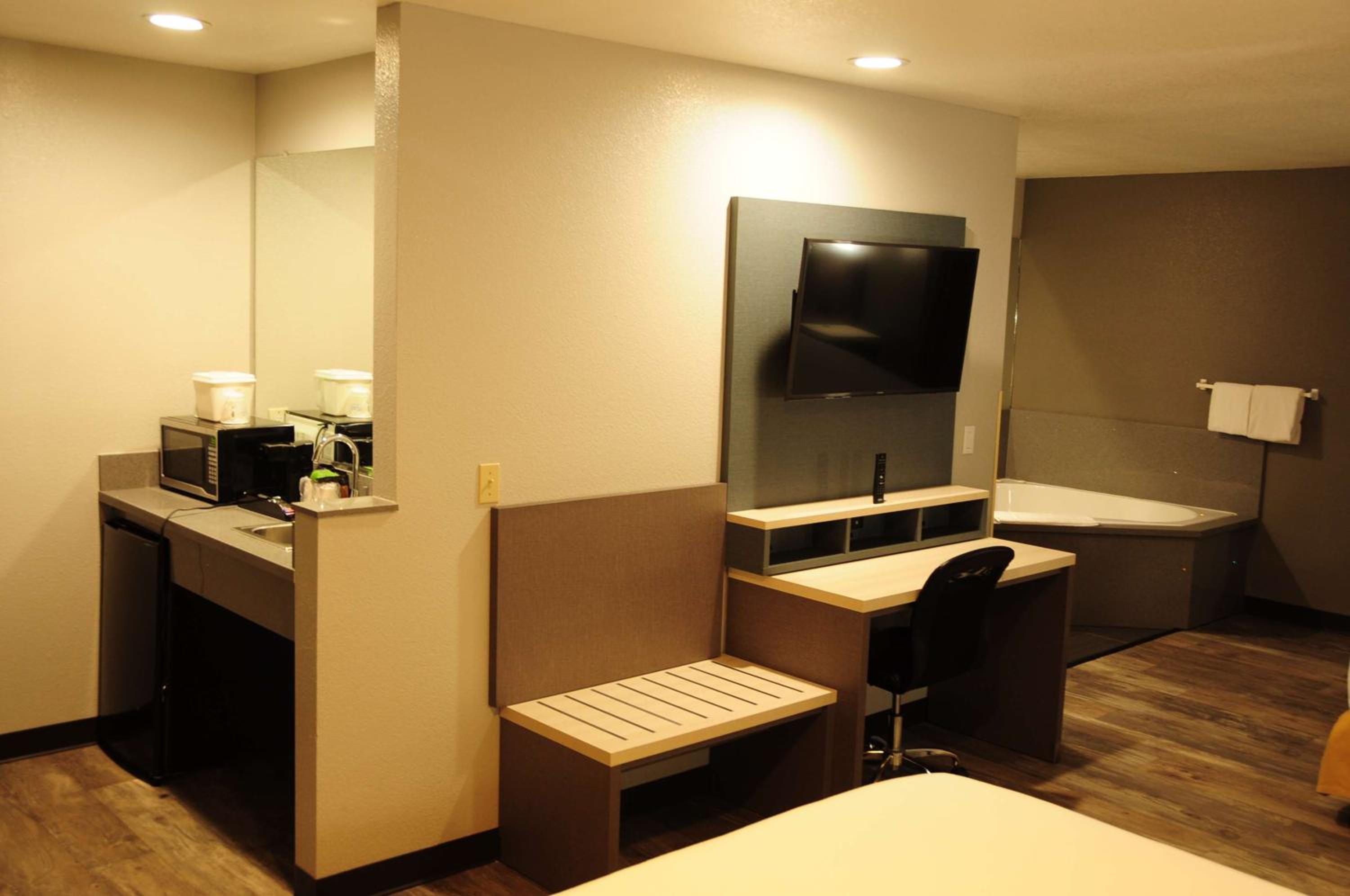 King Suite with Sofa and Jetted Tub - Smoking - Photo 1