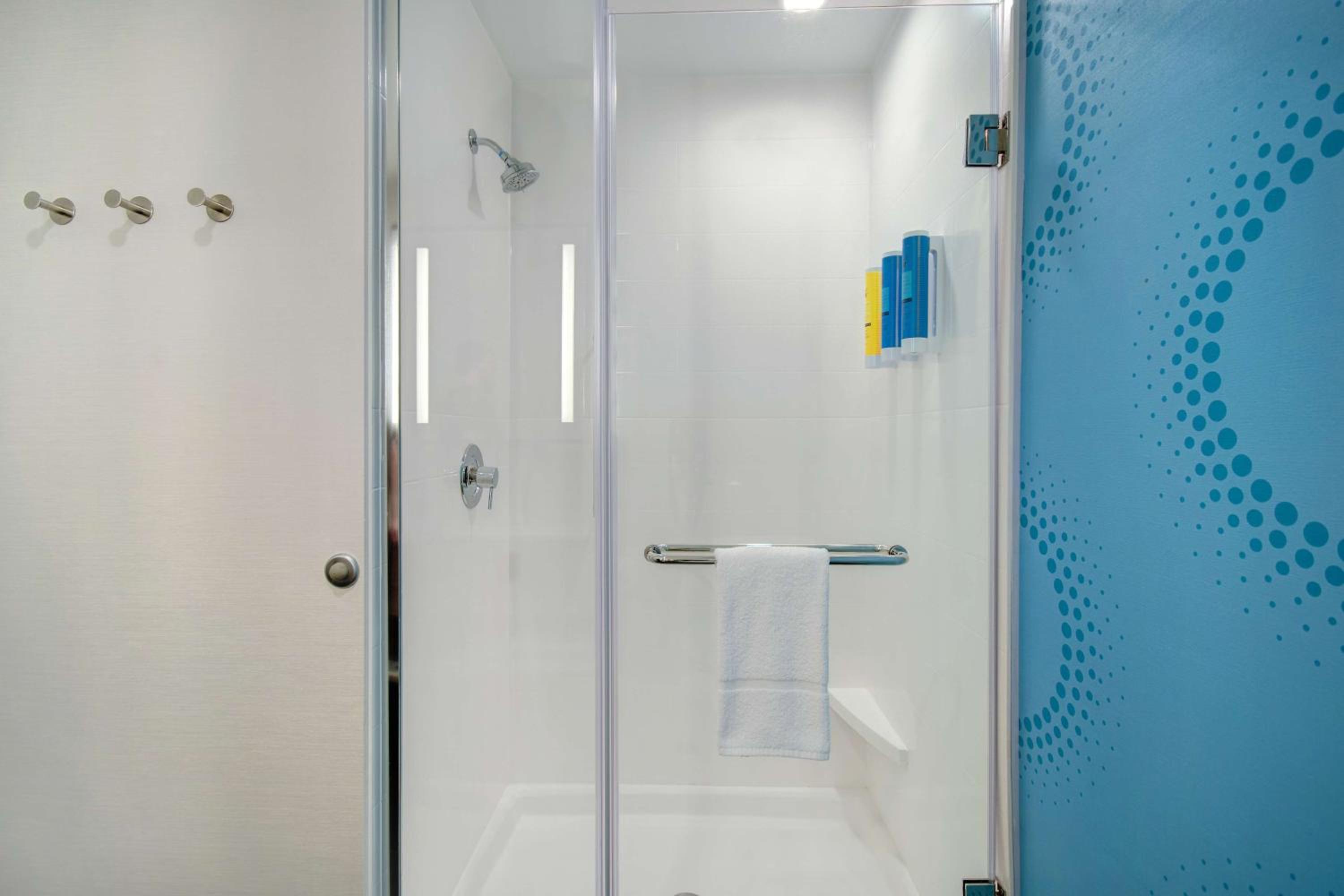 King Room with Walk-In Shower - Photo 5