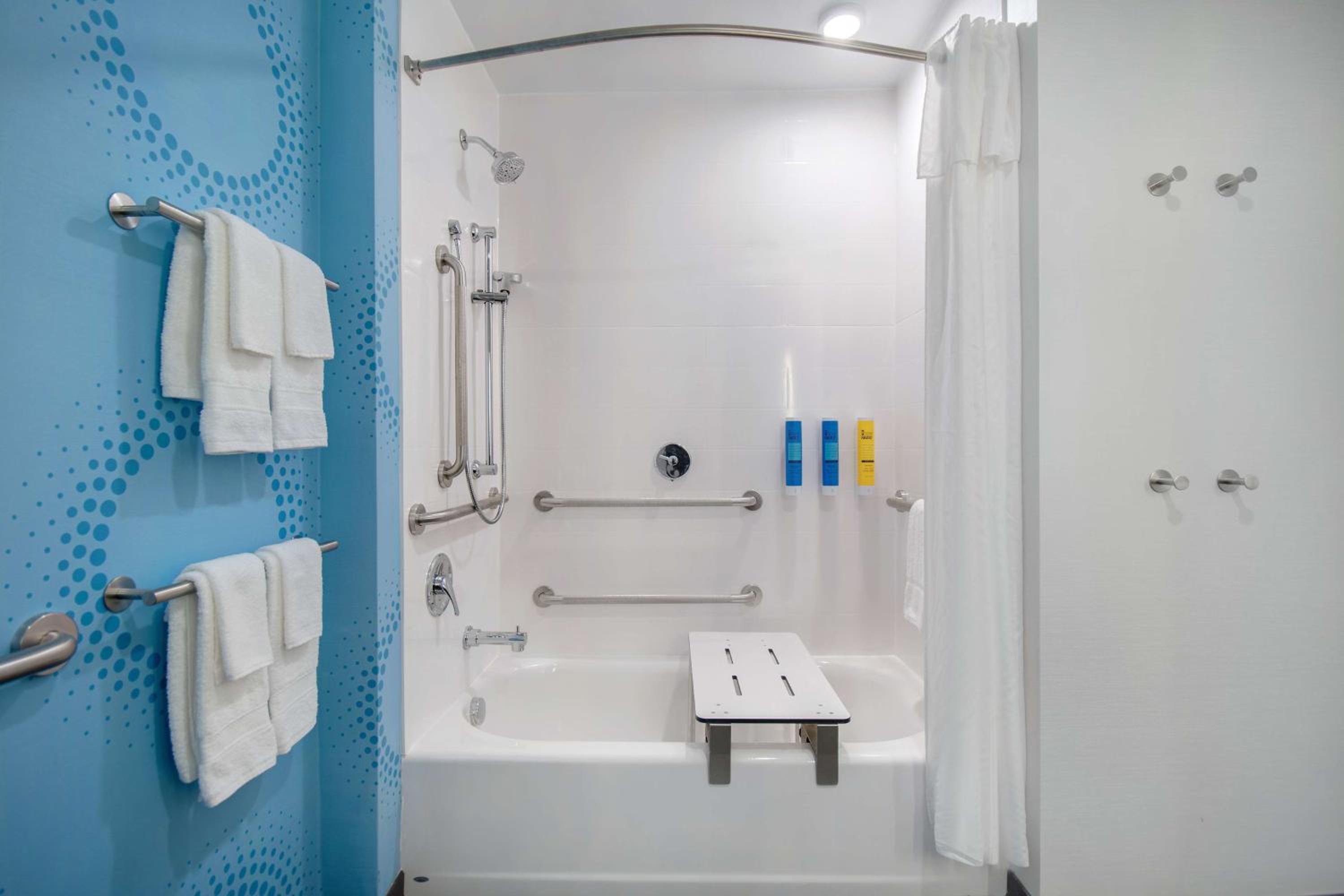 Queen Room with Two Queen Beds - Mobility and Hearing Access - Photo 5