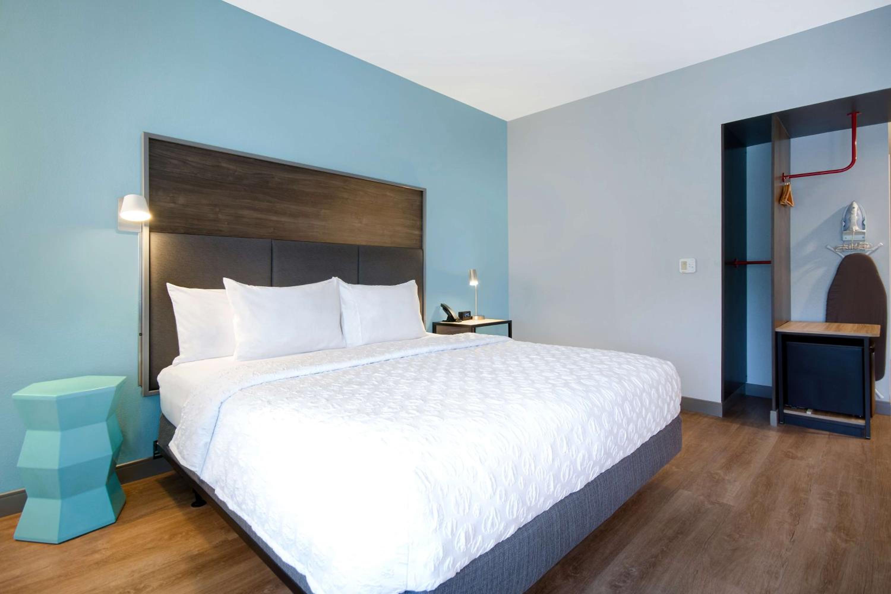 King Room with Roll-In Shower - Mobility/Hearing Accessible - Photo 1
