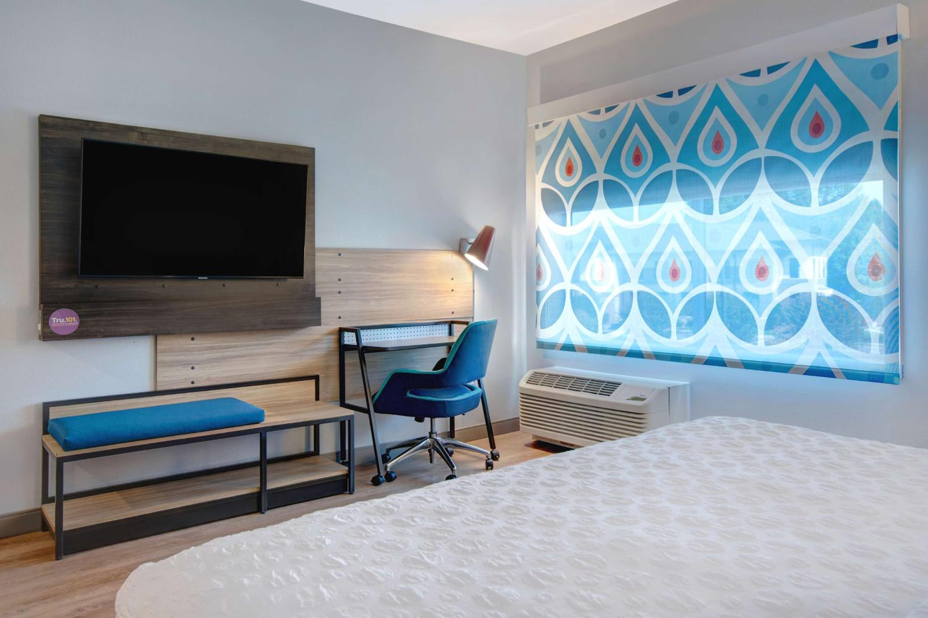 King Room with Roll-In Shower - Mobility/Hearing Accessible - Photo 3