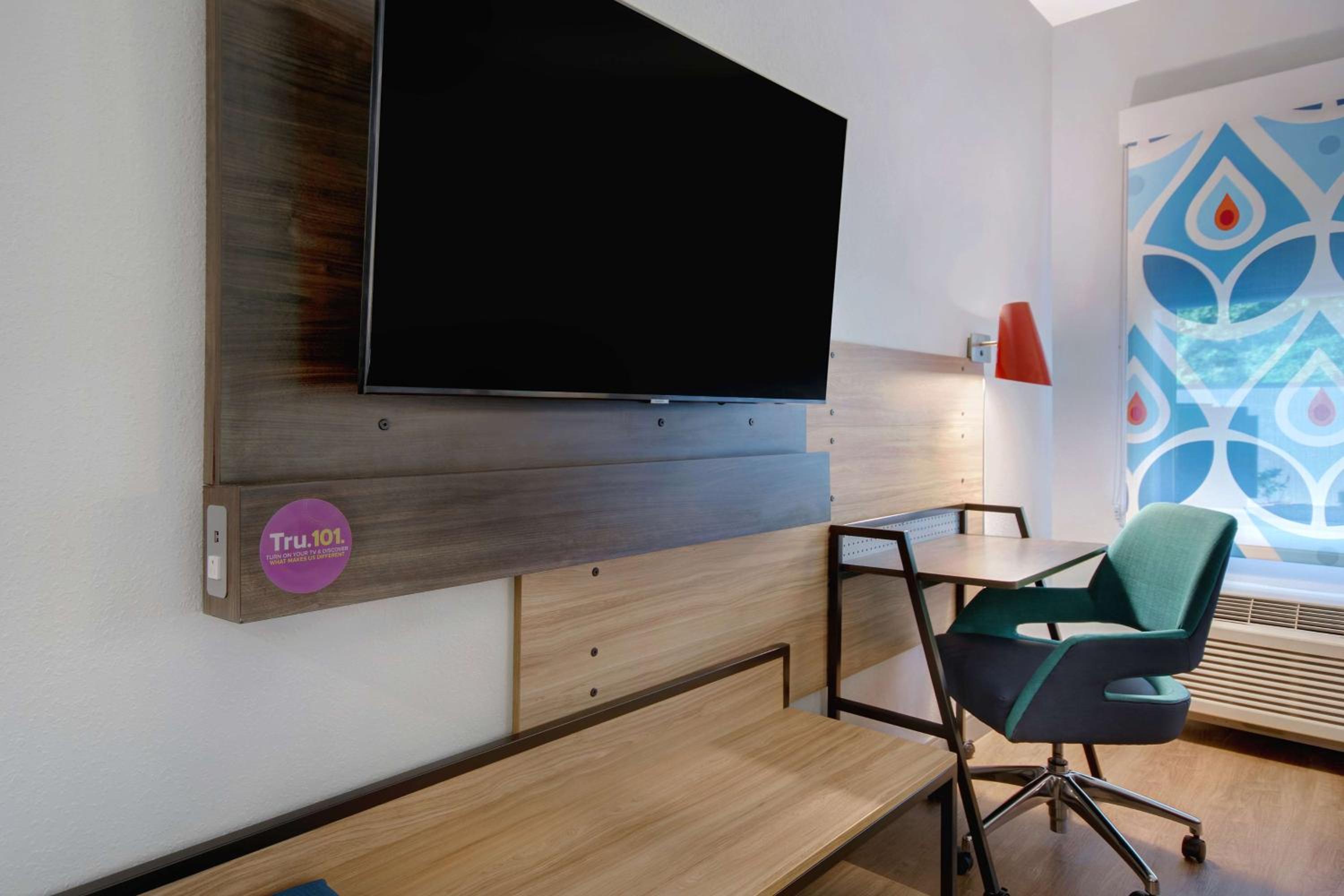 Queen Room with Two Queen Beds and Walk-In Shower - Photo 4