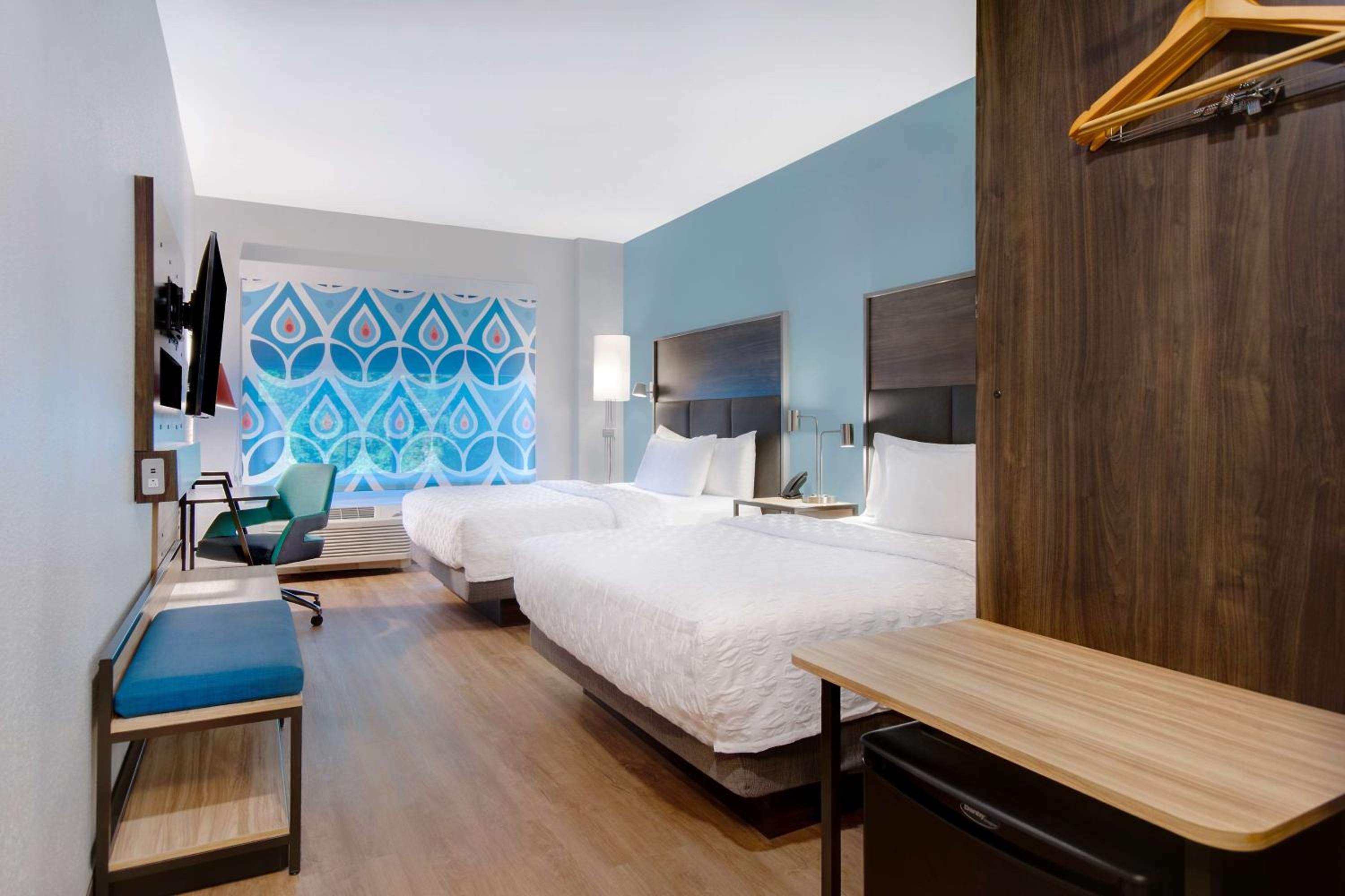 Queen Room with Two Queen Beds and Walk-In Shower - Photo 3
