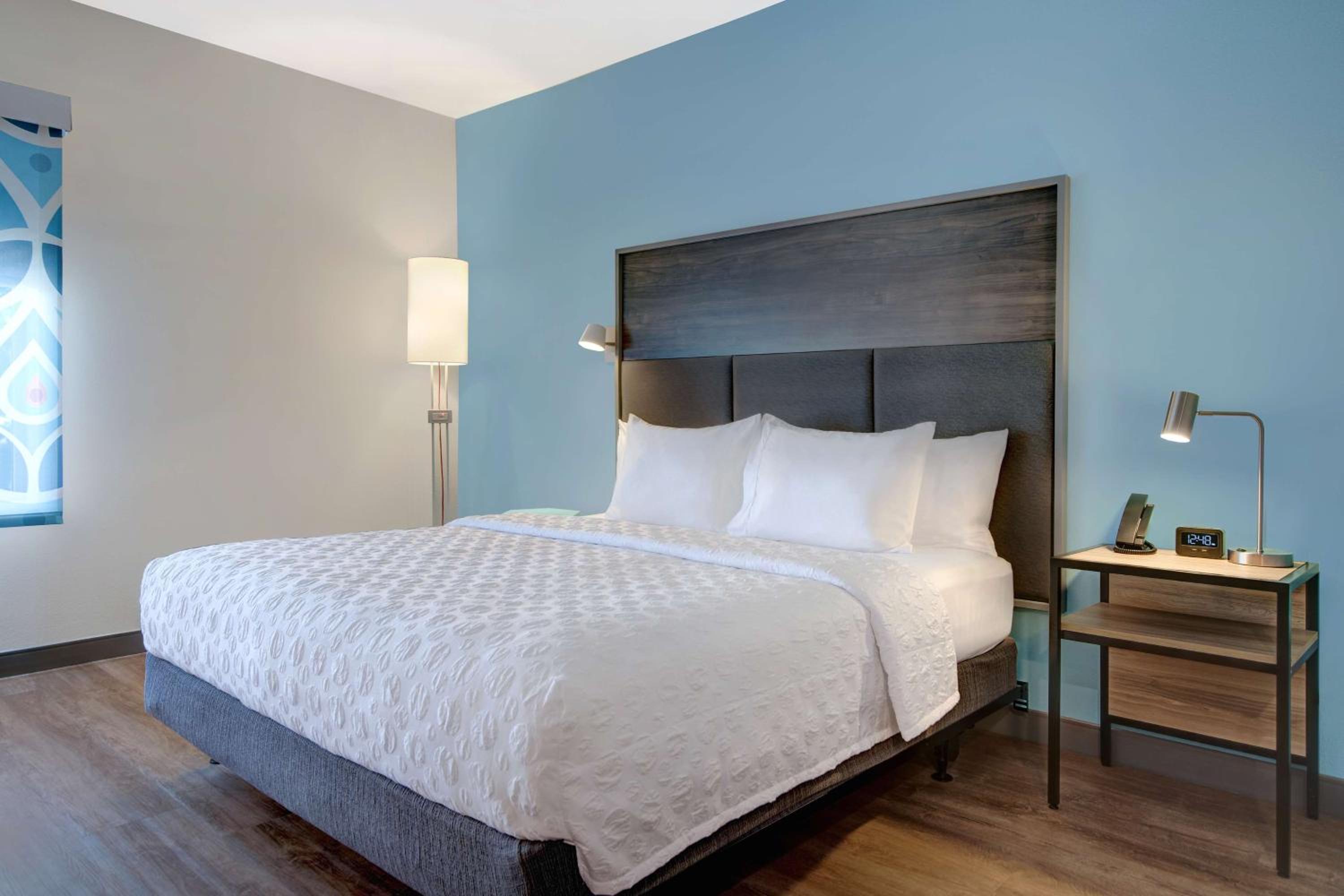 King Room with Roll-In Shower - Mobility/Hearing Accessible - Photo 4