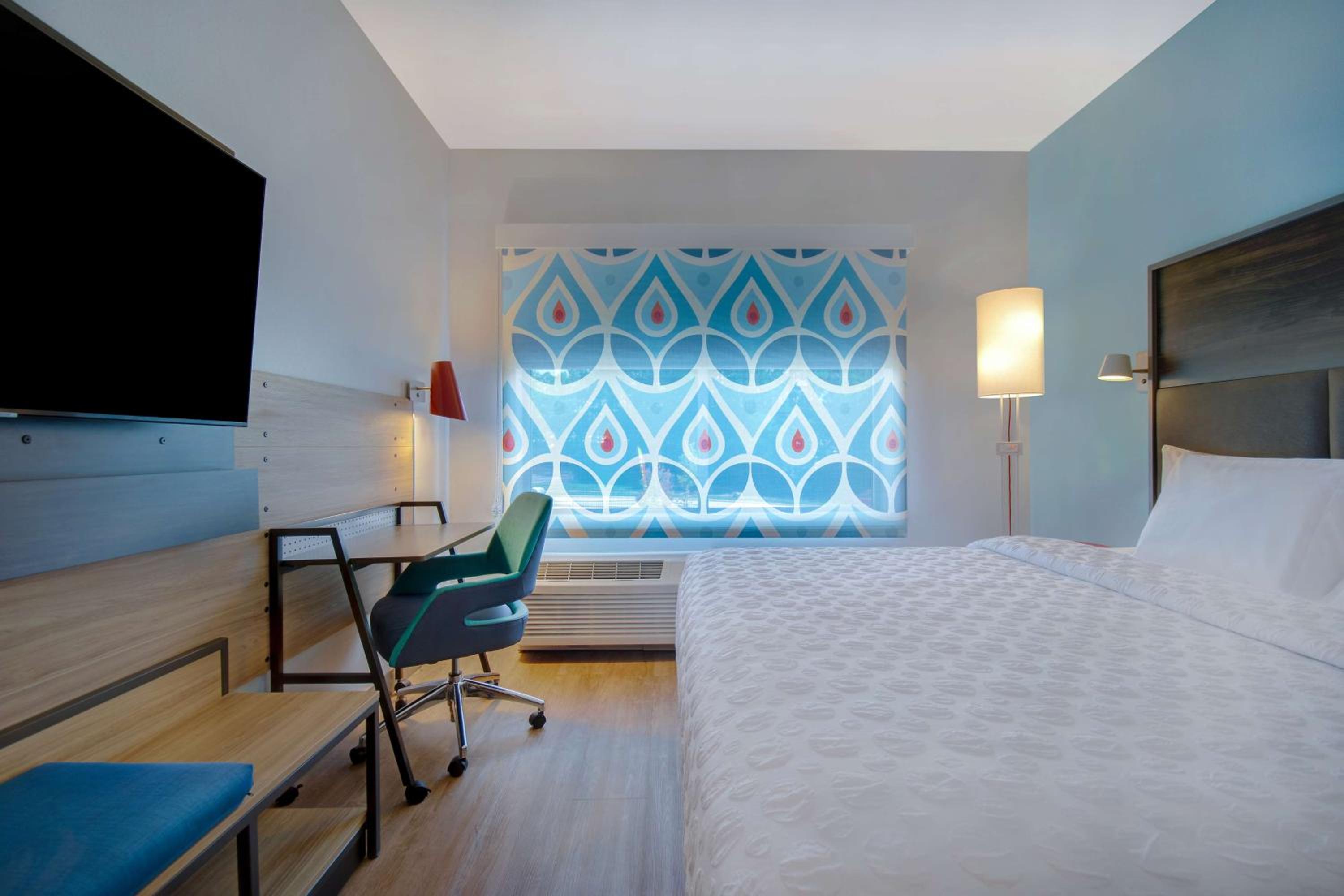 King Room with Walk-In Shower - Photo 2
