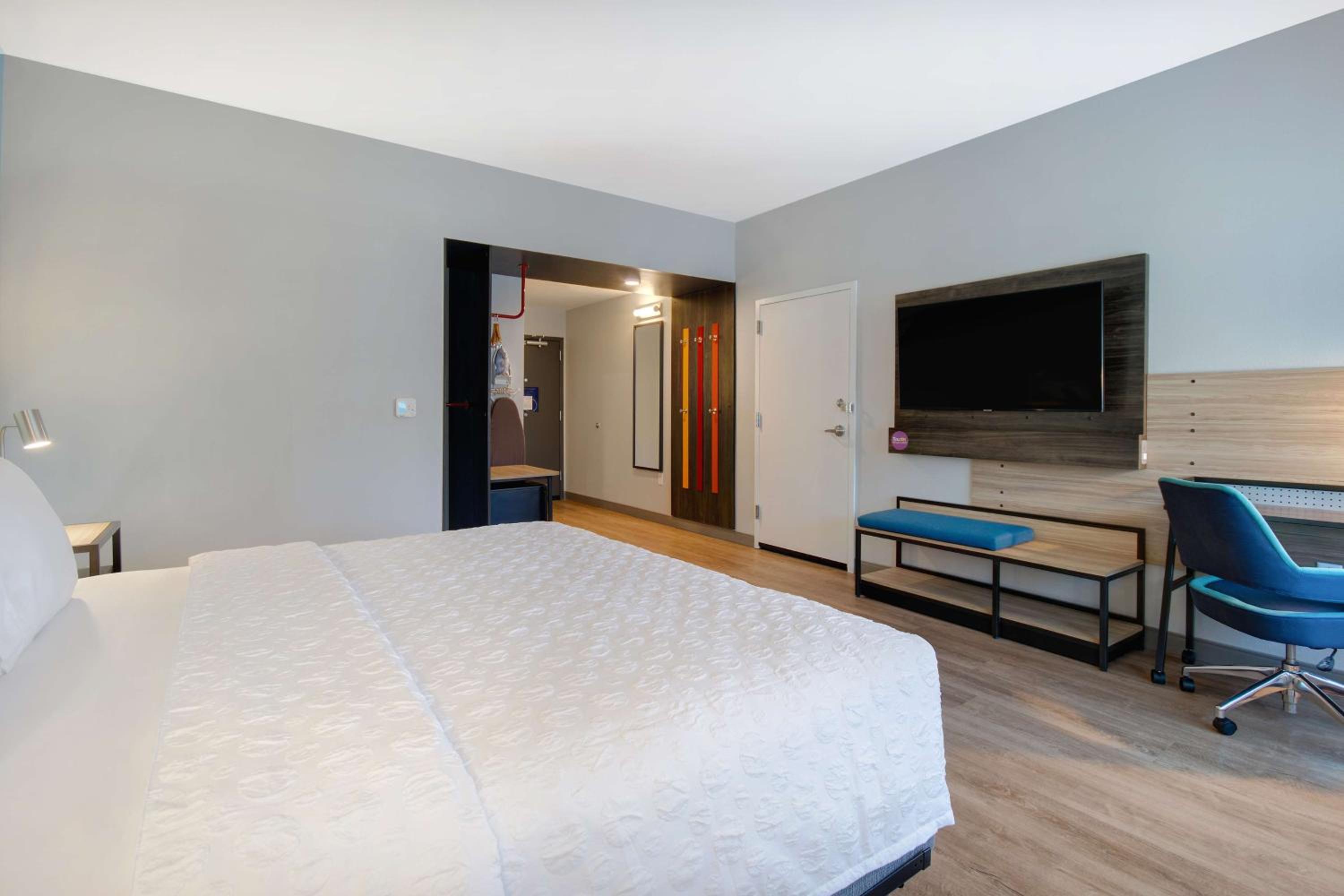 King Room with Roll-In Shower - Mobility/Hearing Accessible - Photo 5