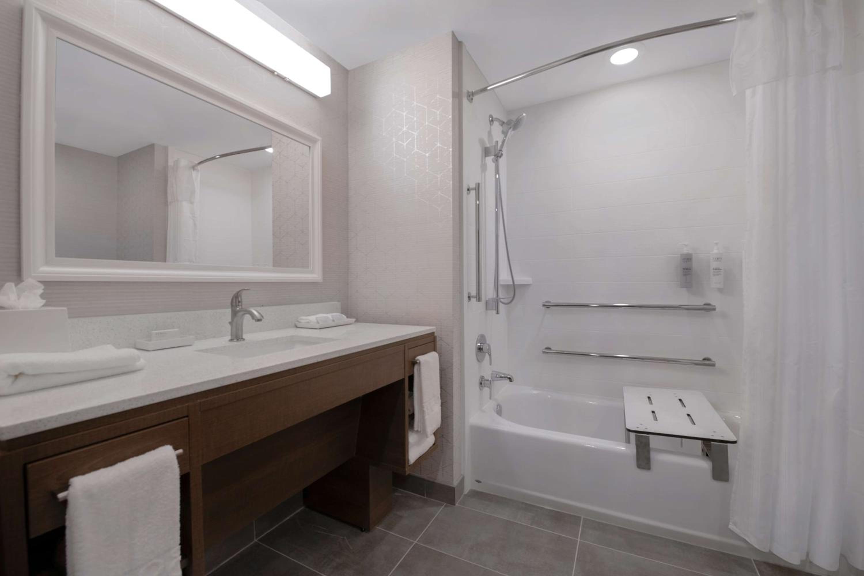 King Studio Suite with Accessible Tub - Mobility Access - Photo 3