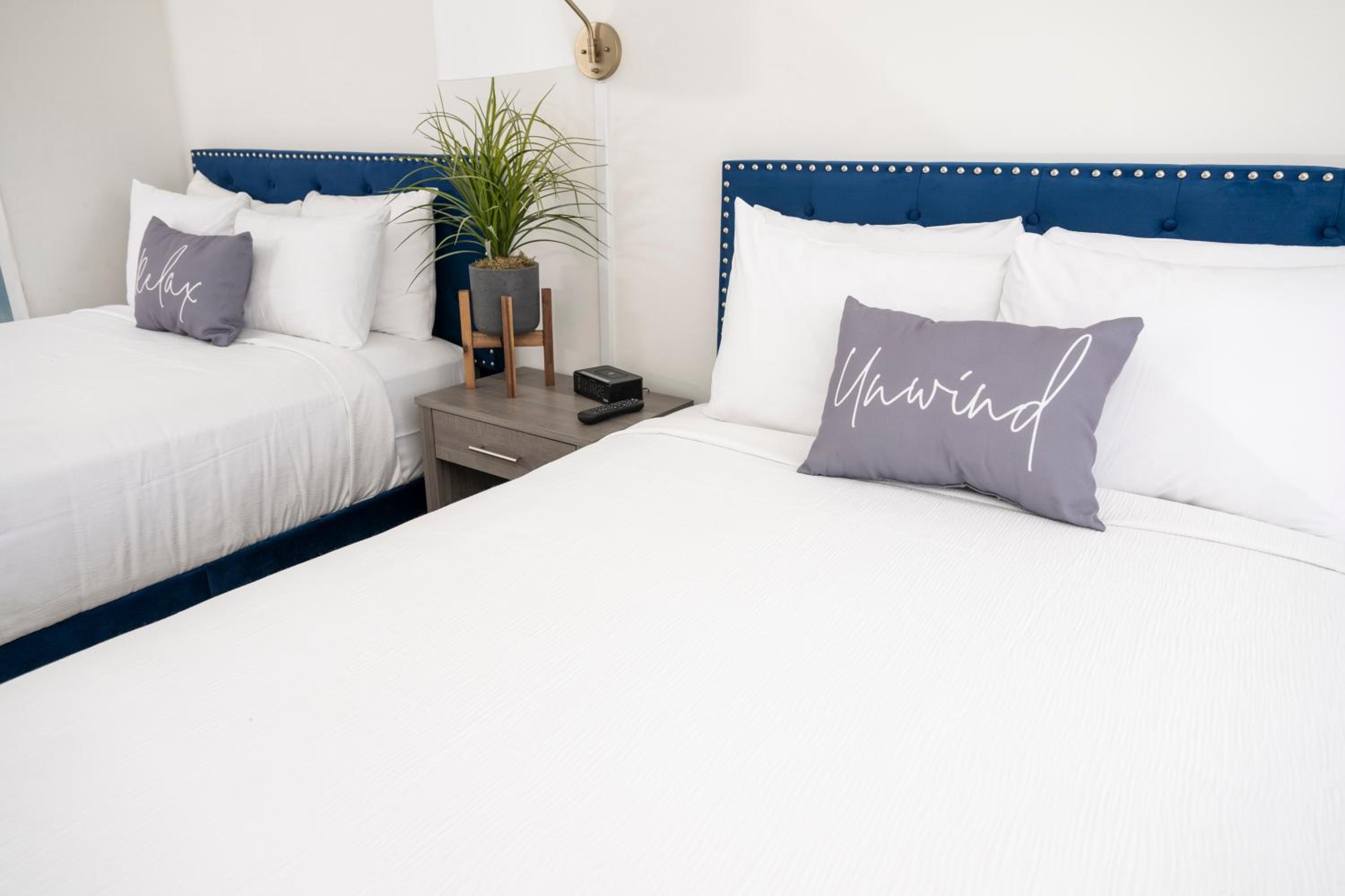 Room with Two Double Beds - No Pets - Photo 3
