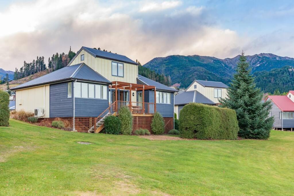 Three-Bedroom House photo 2