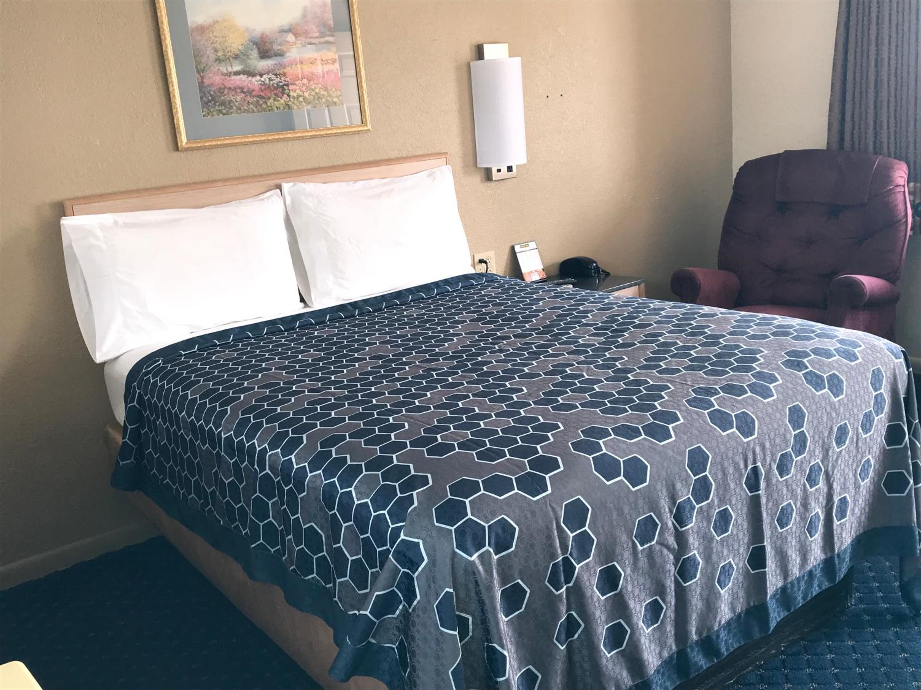 Queen Room photo 2