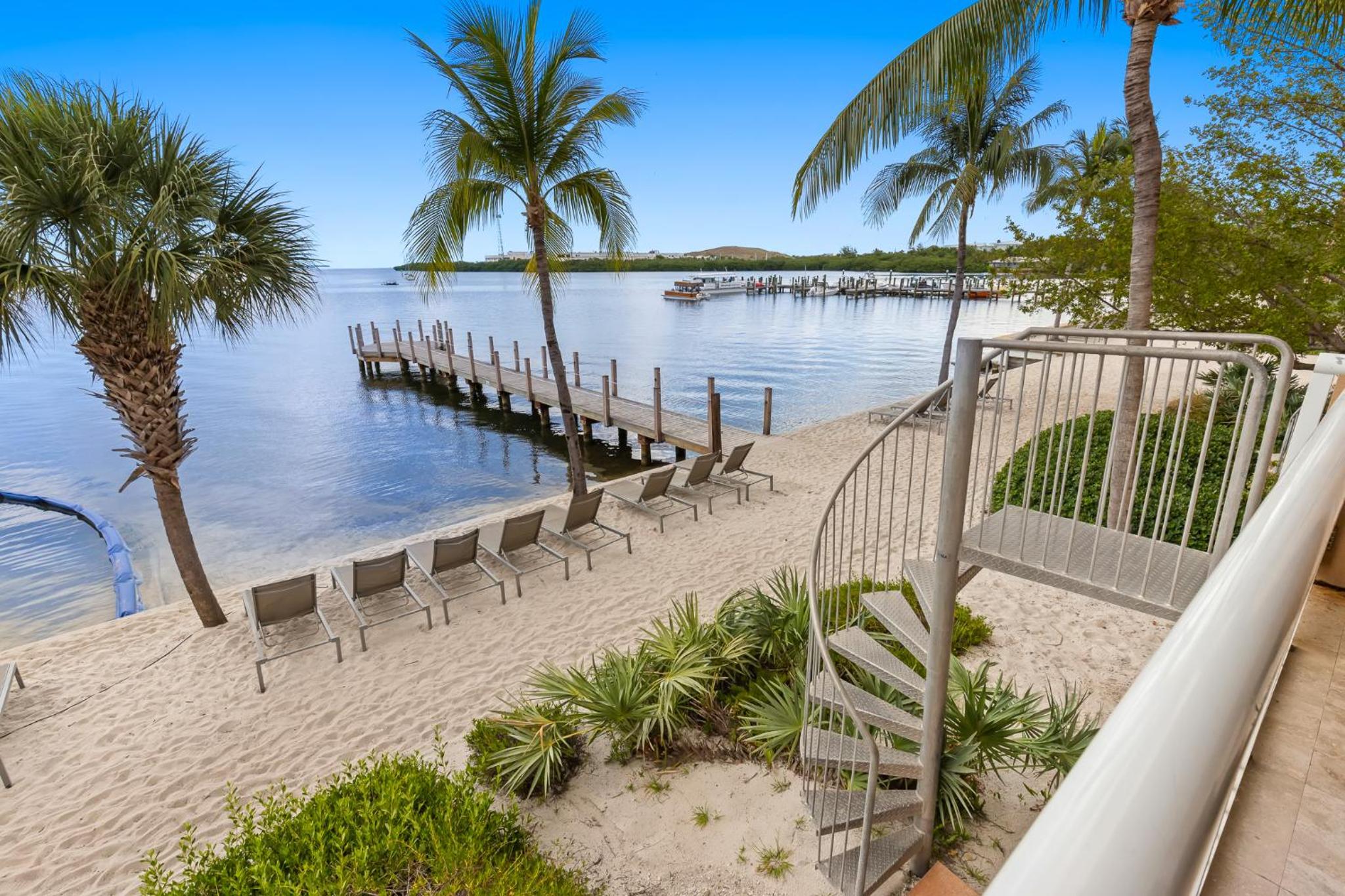 Ocean Front 1BR Suite with Direct Beach Access - Photo 16