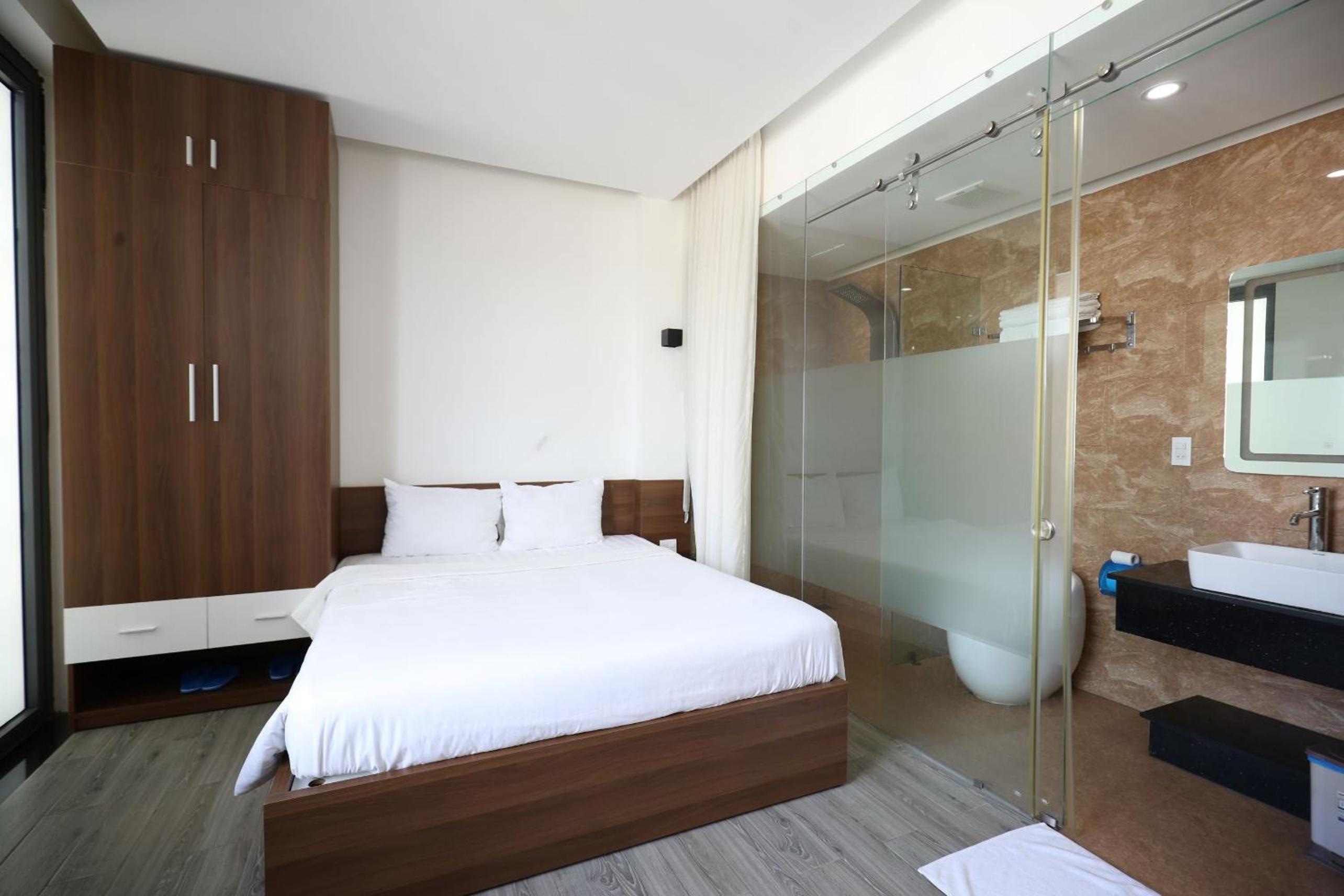 Deluxe Double Room with Balcony photo 2