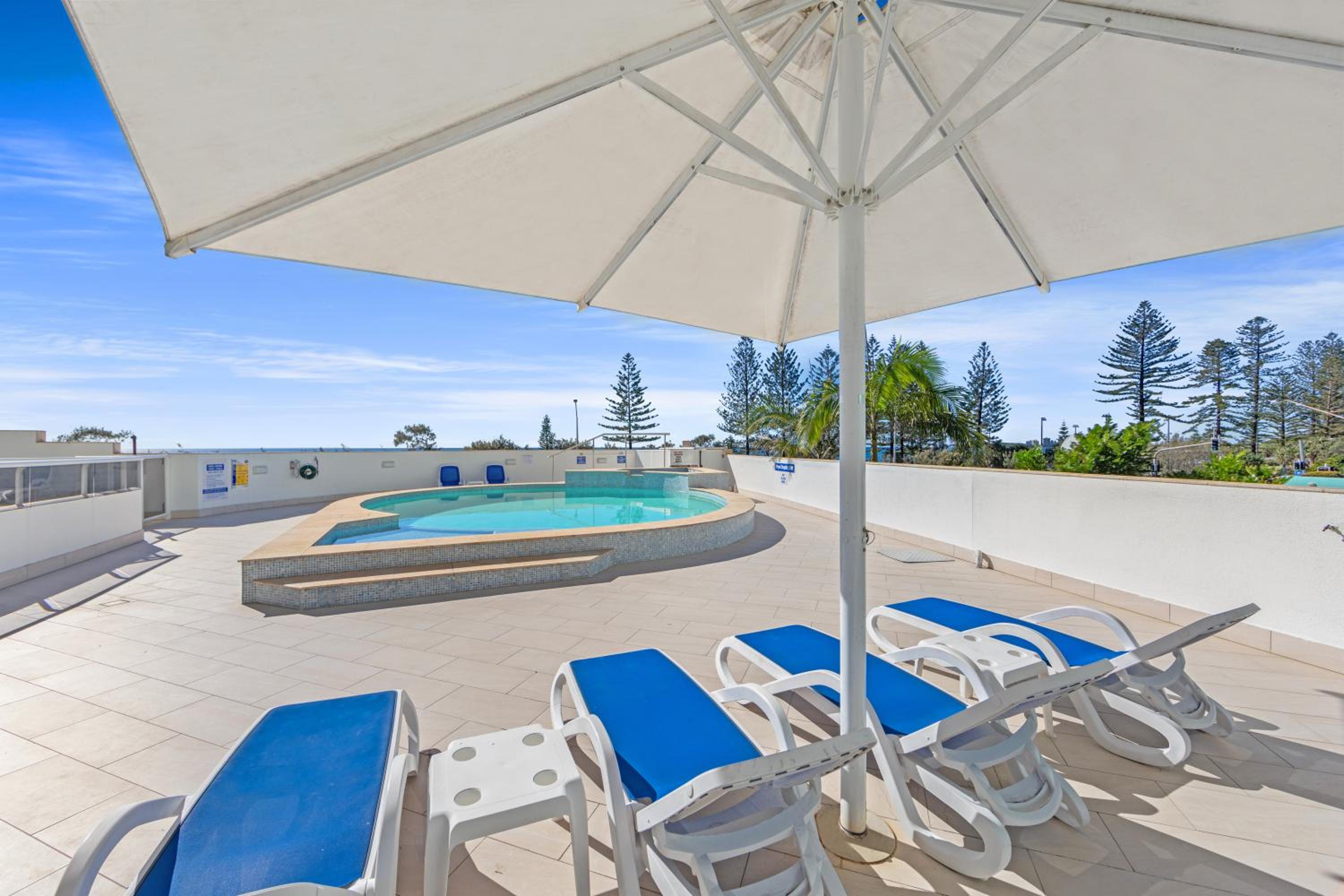 Two-Bedroom Apartment with Pool View photo 2