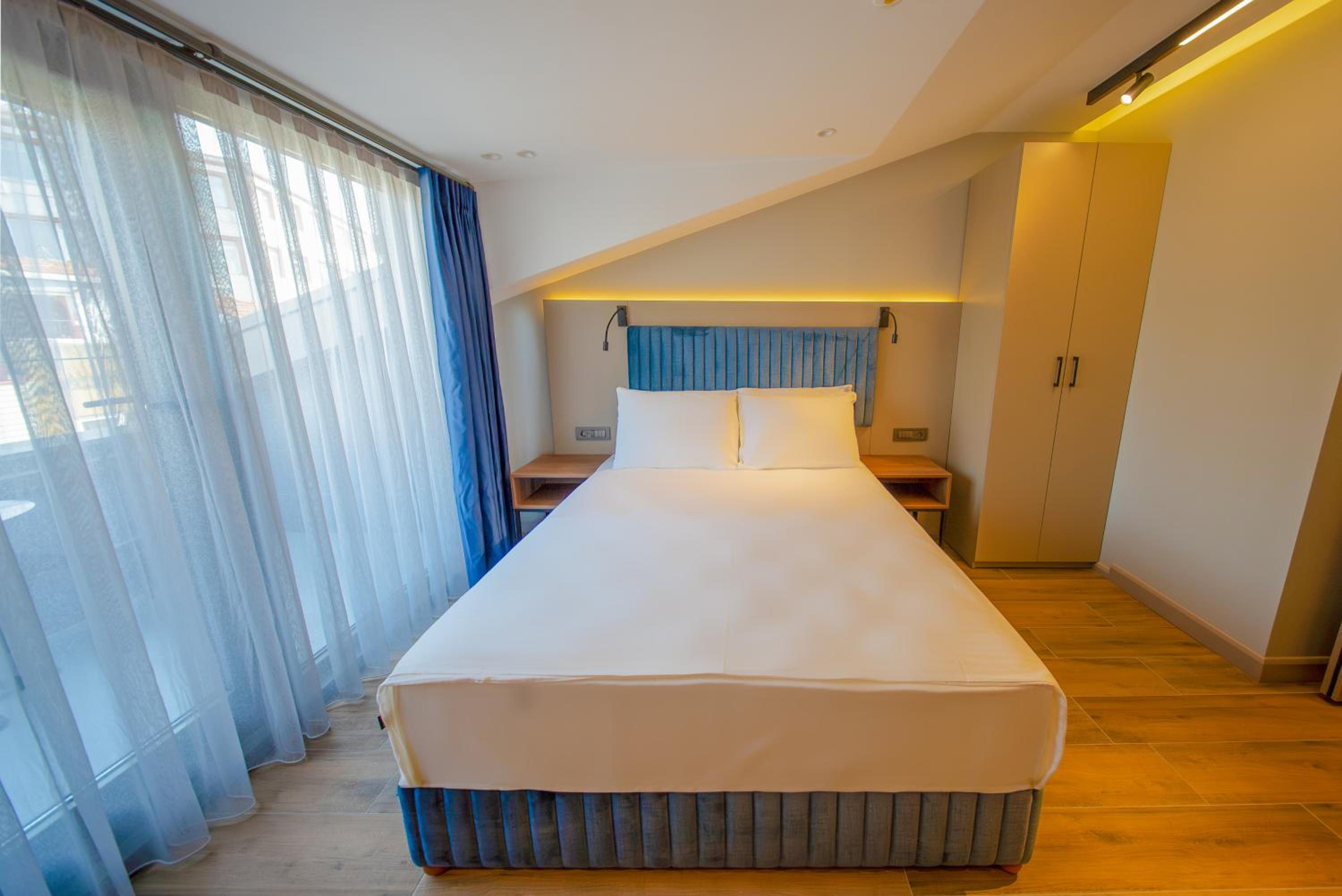 Deluxe Double Room with Balcony photo 3