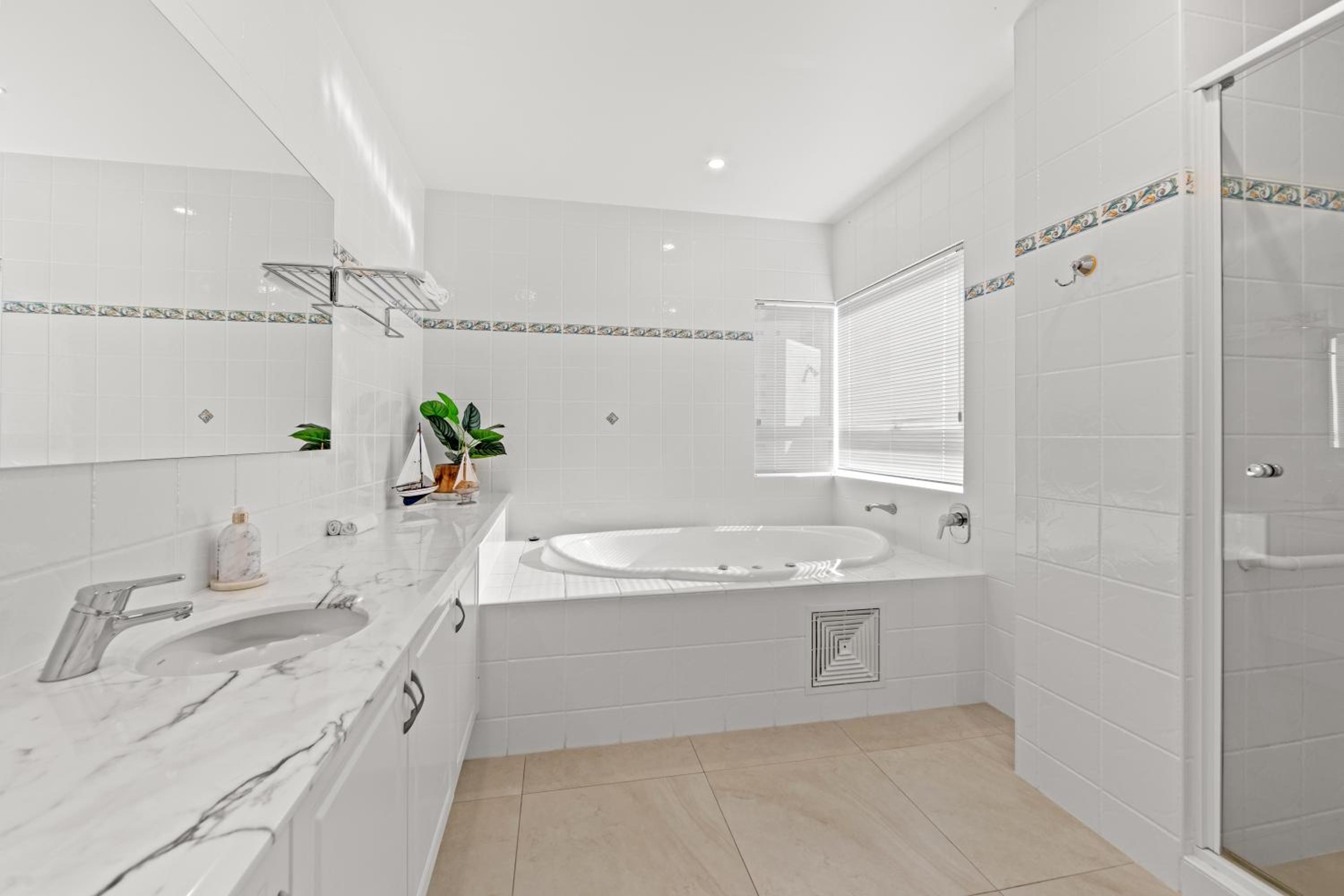 Two-Bedroom Apartment with Terrace and Sea View photo 2