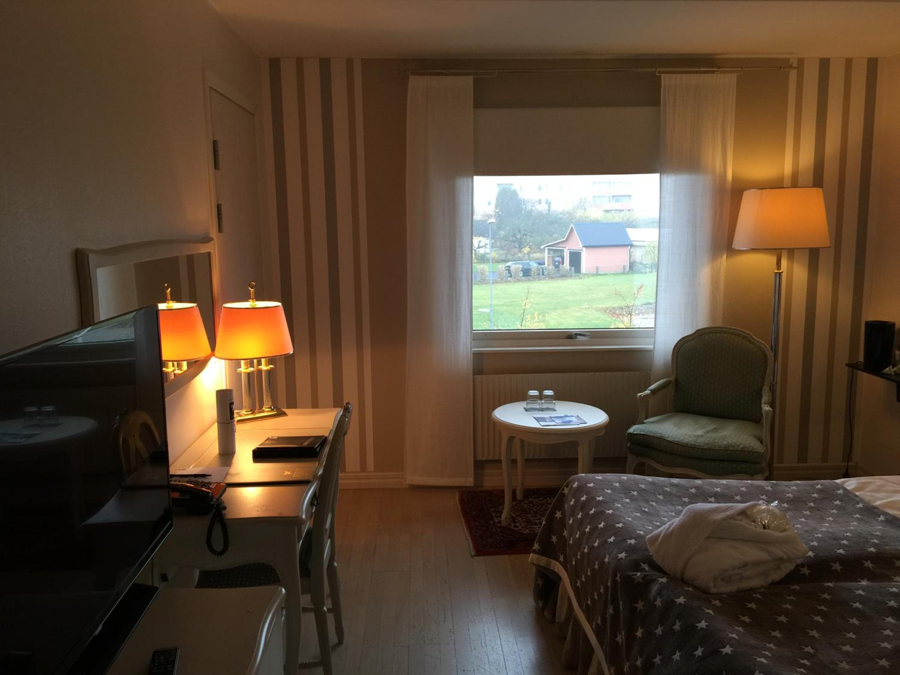Standard Double or Twin Room - Photo 10