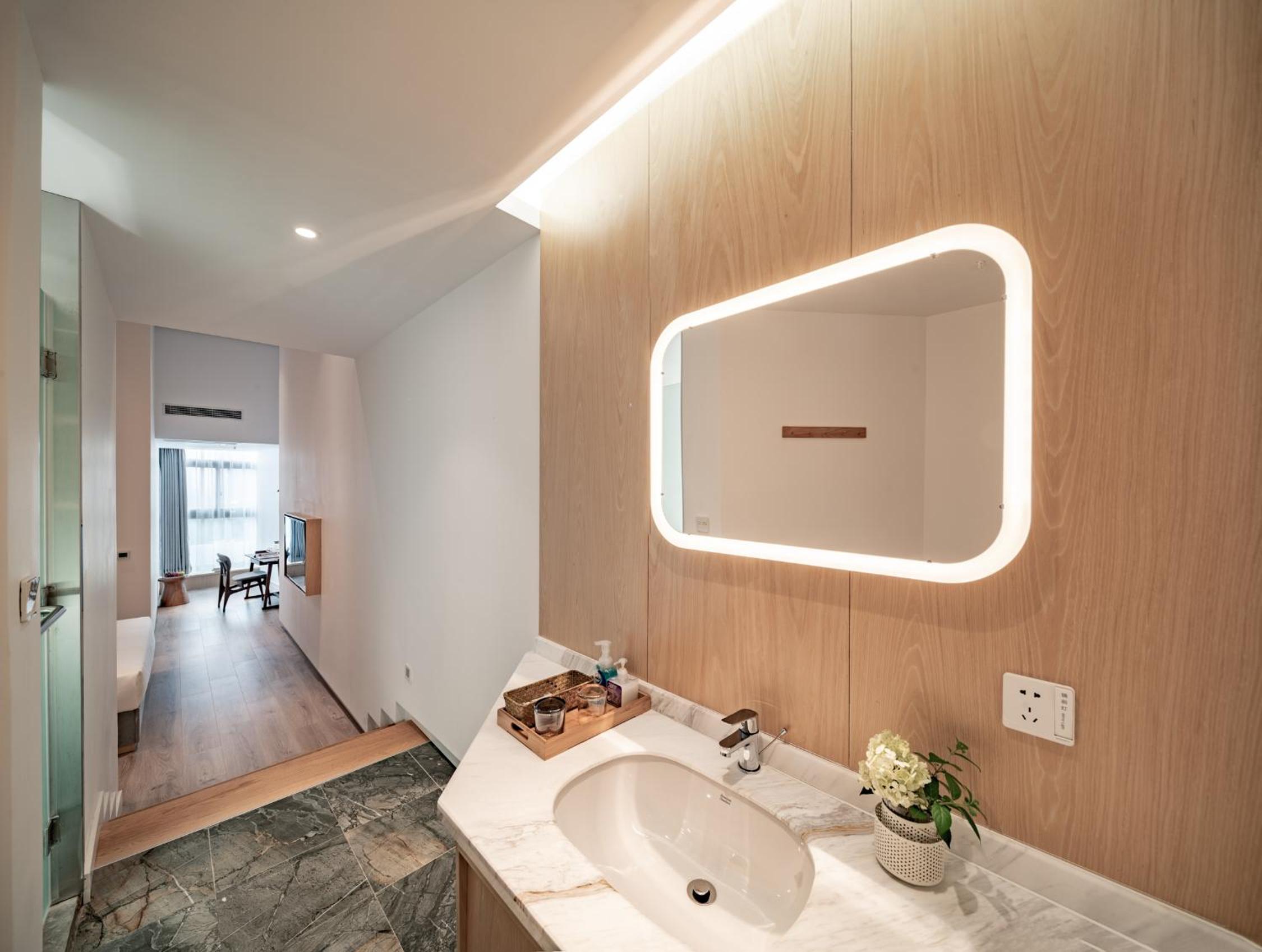 Deluxe Double Room (2 Adults + 1 Child) photo 3
