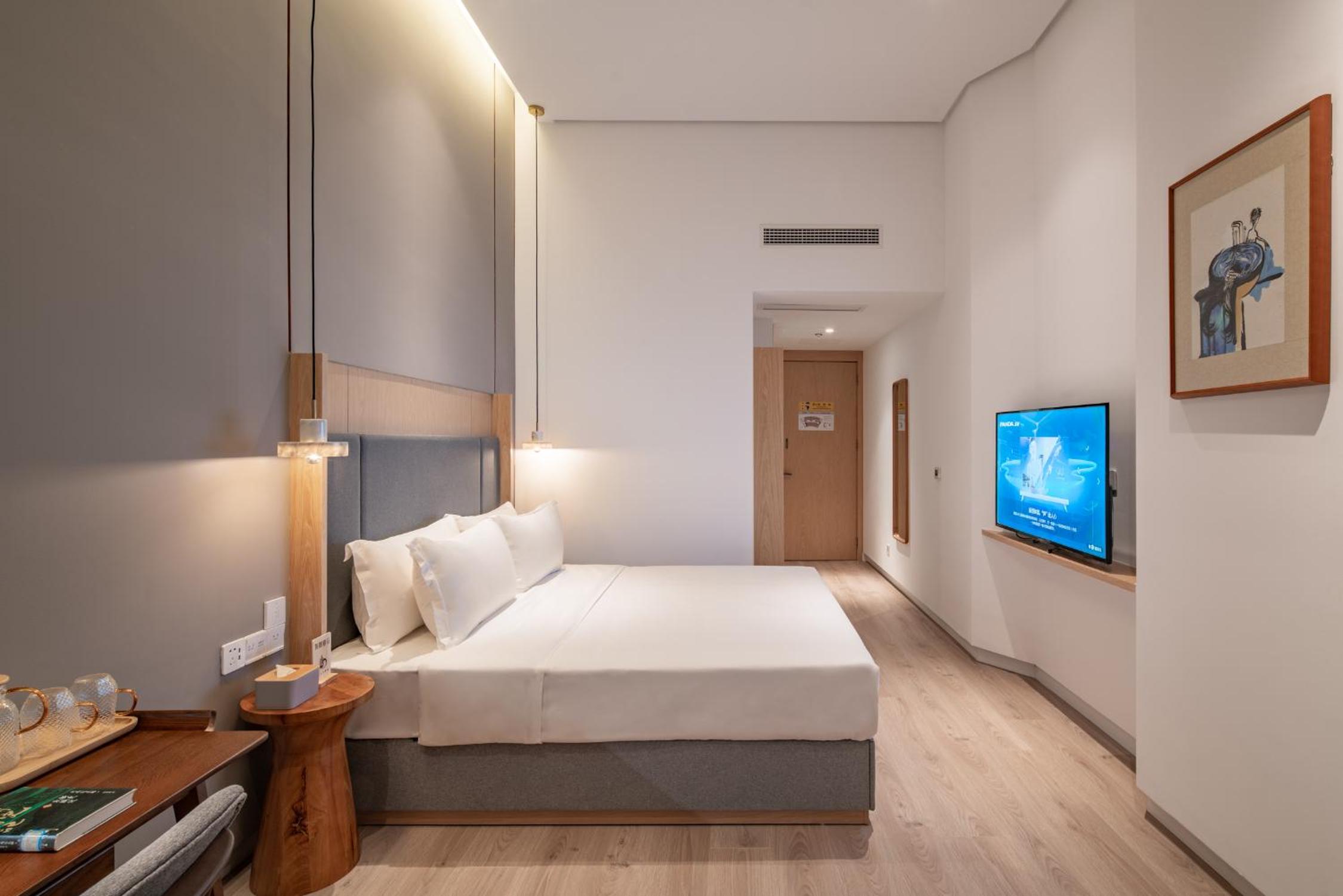 Deluxe Double Room (2 Adults + 1 Child) photo 2