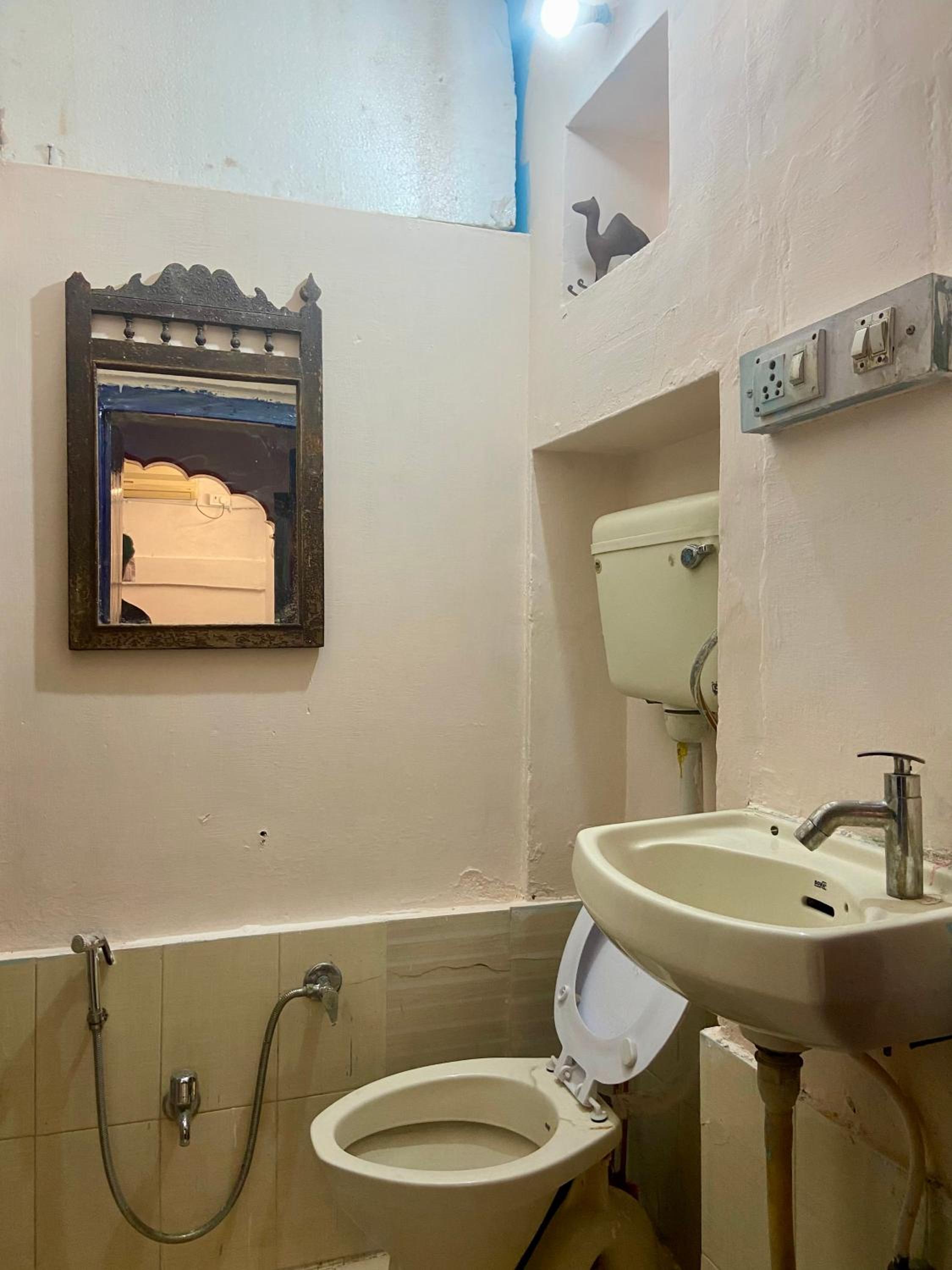 Deluxe Double Room with Balcony - Photo 6