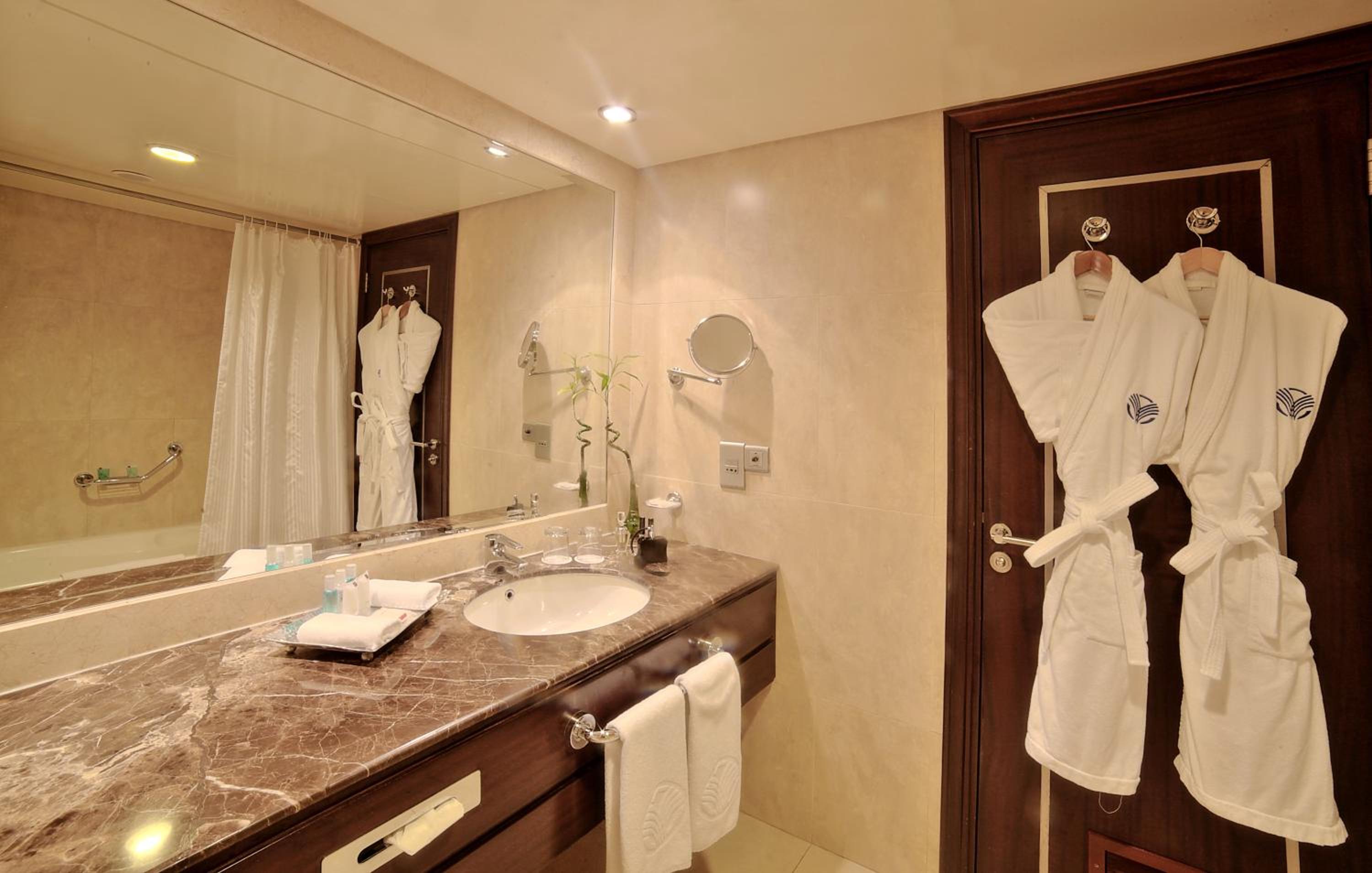 Room, 2 Twin Beds, City View