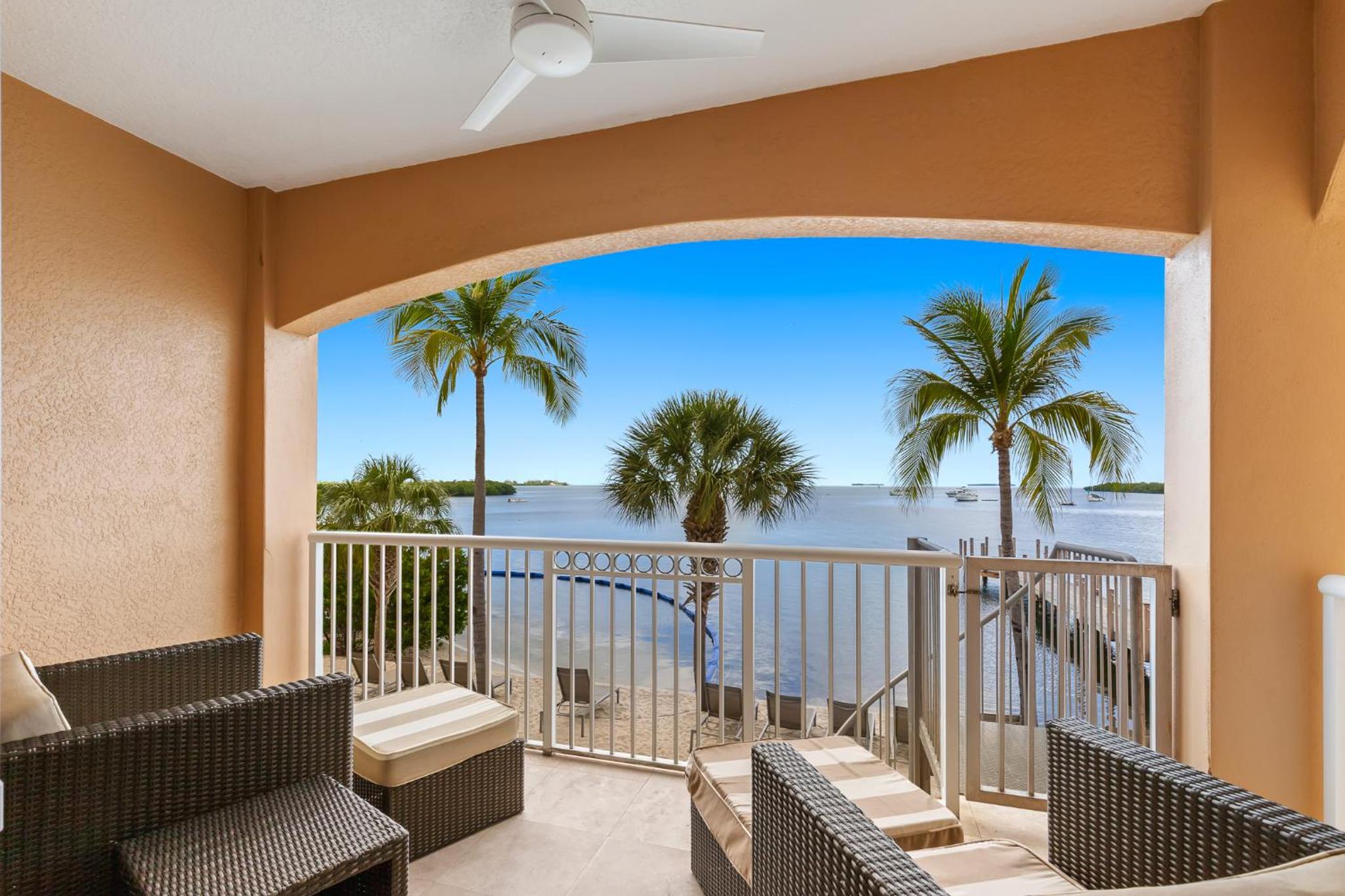 Ocean Front 1BR Suite with Direct Beach Access - Photo 17